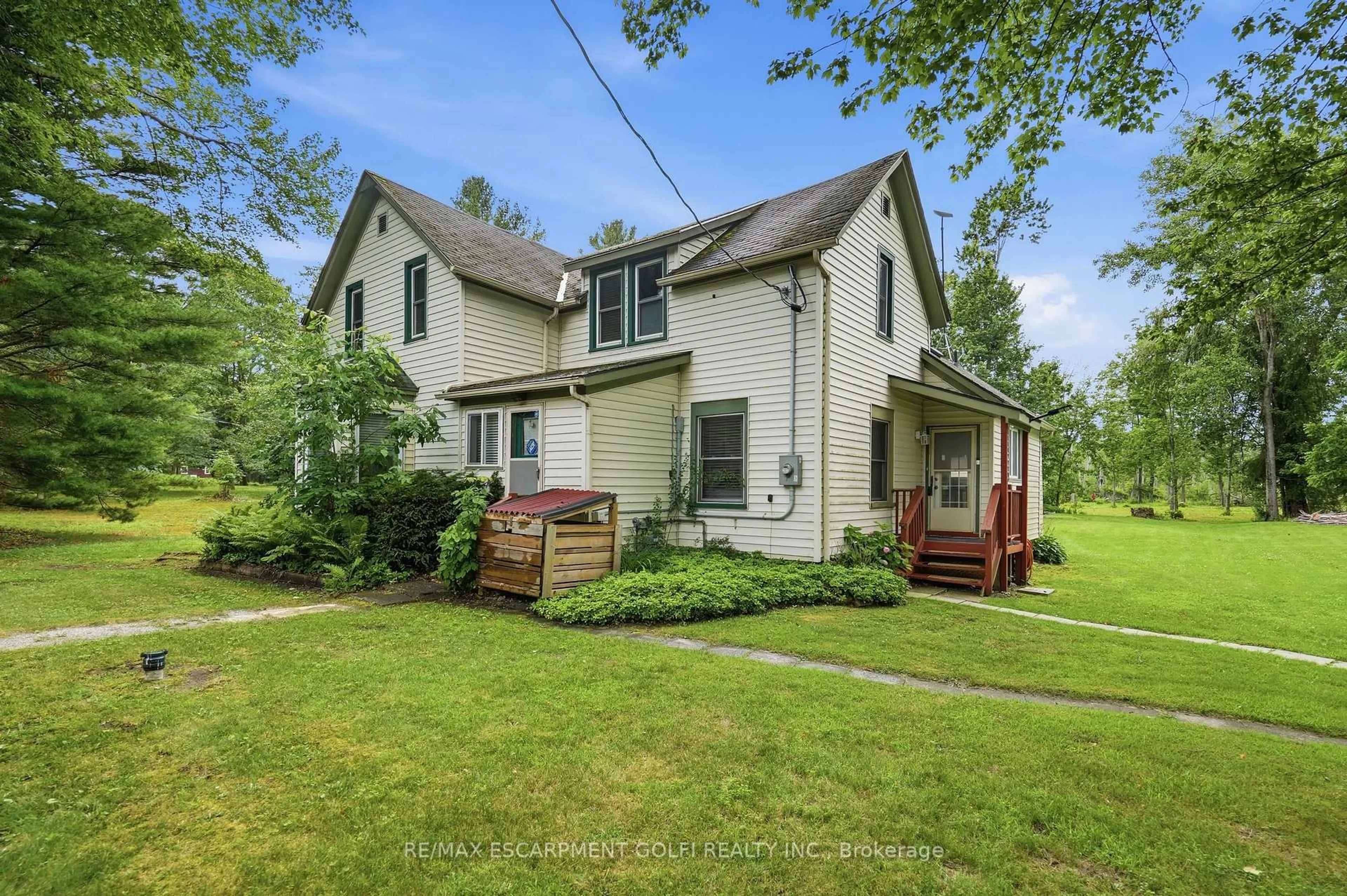 A pic from outside/outdoor area/front of a property/back of a property/a pic from drone, street for 633 Point Abino Rd, Fort Erie Ontario L0S 1N0