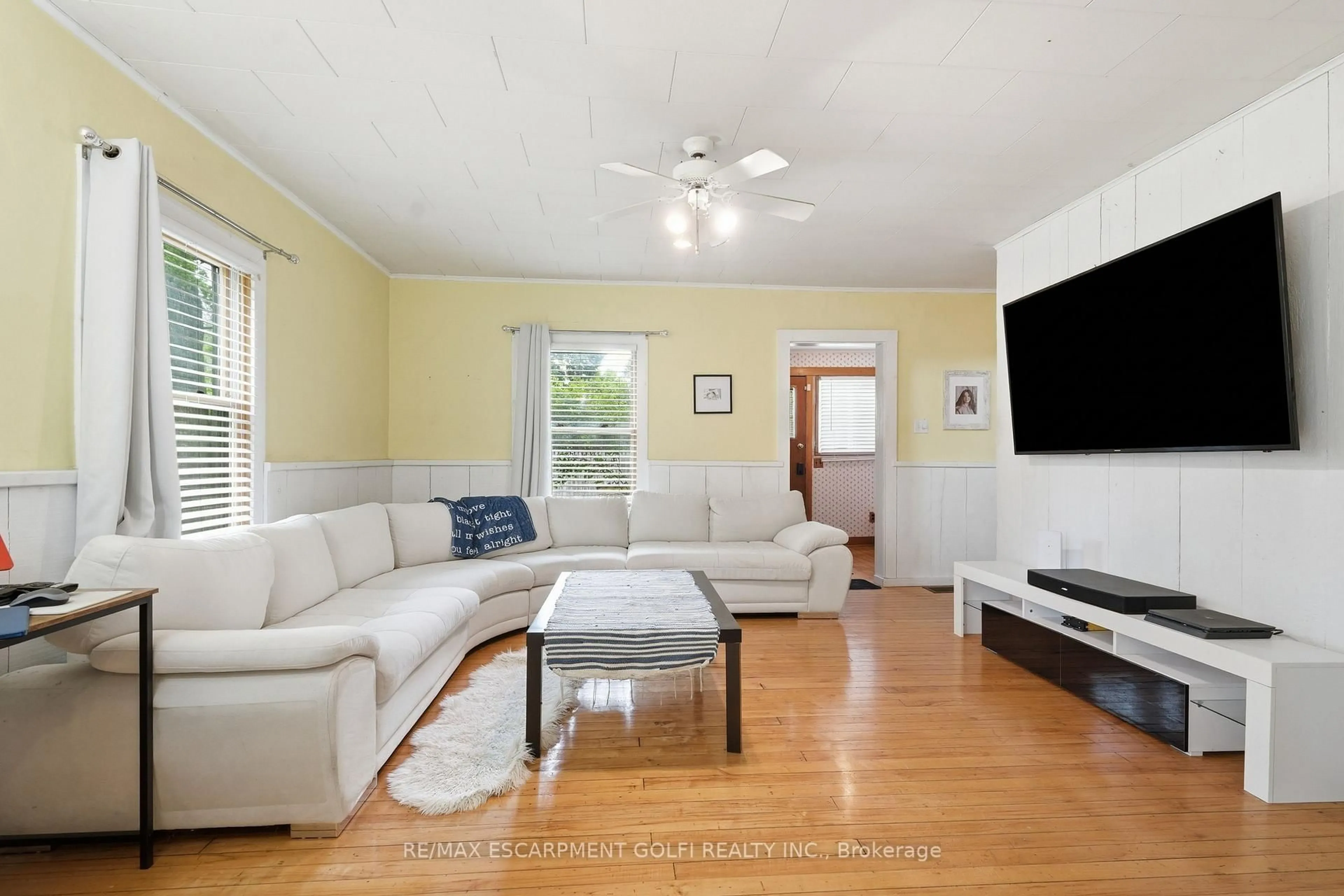 Living room with furniture, unknown for 633 Point Abino Rd, Fort Erie Ontario L0S 1N0