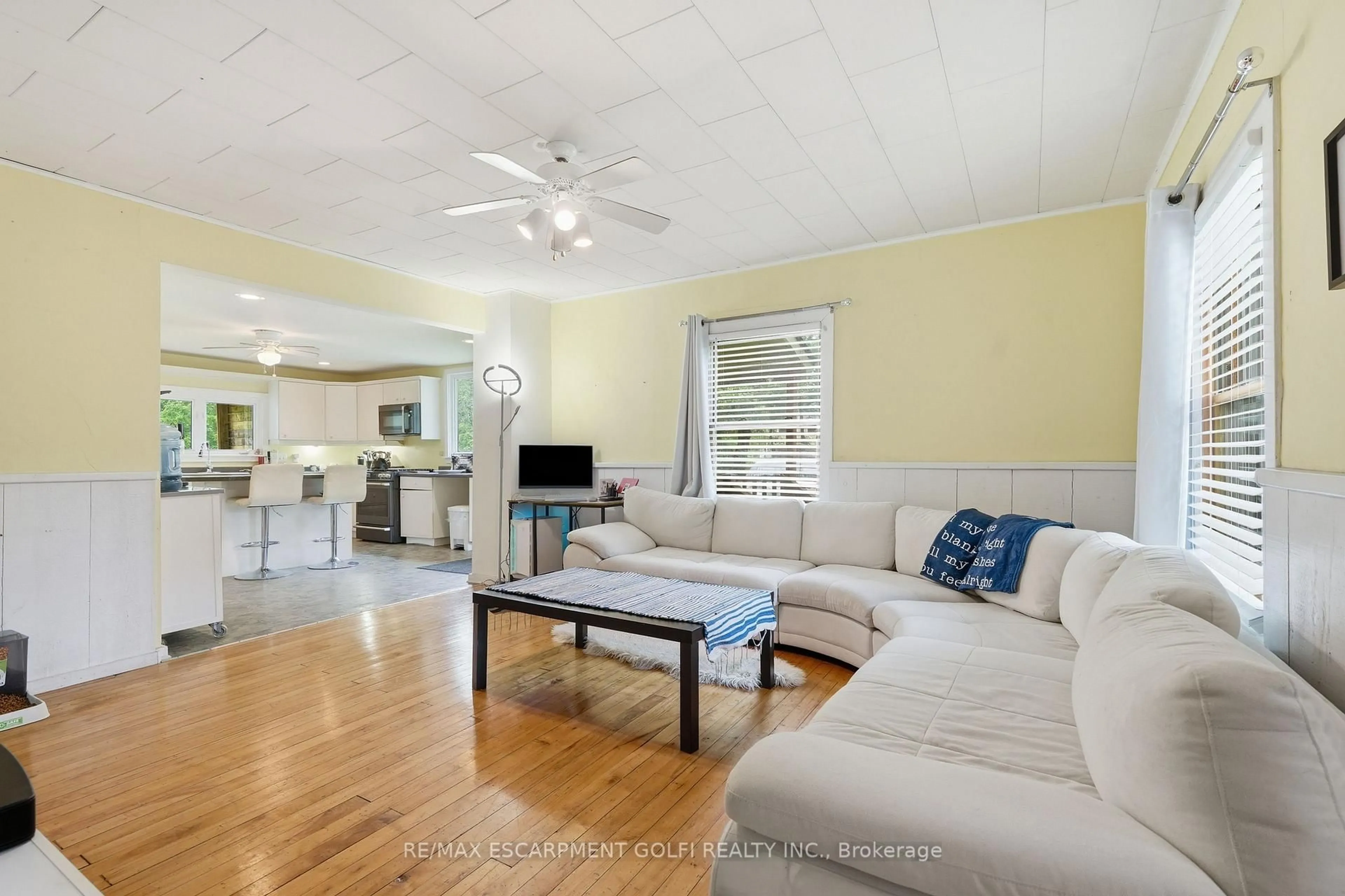 Living room with furniture, unknown for 633 Point Abino Rd, Fort Erie Ontario L0S 1N0
