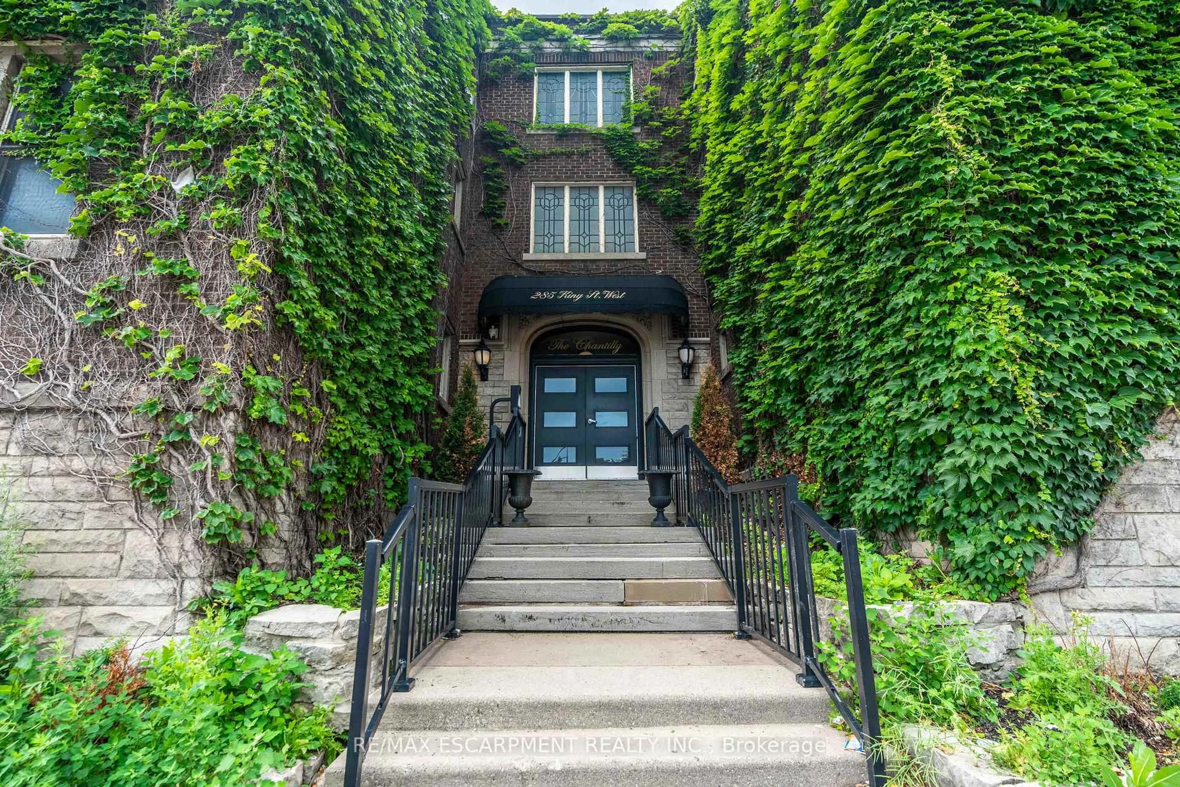Indoor foyer for 285 King St #4, Hamilton Ontario L8P 1B2