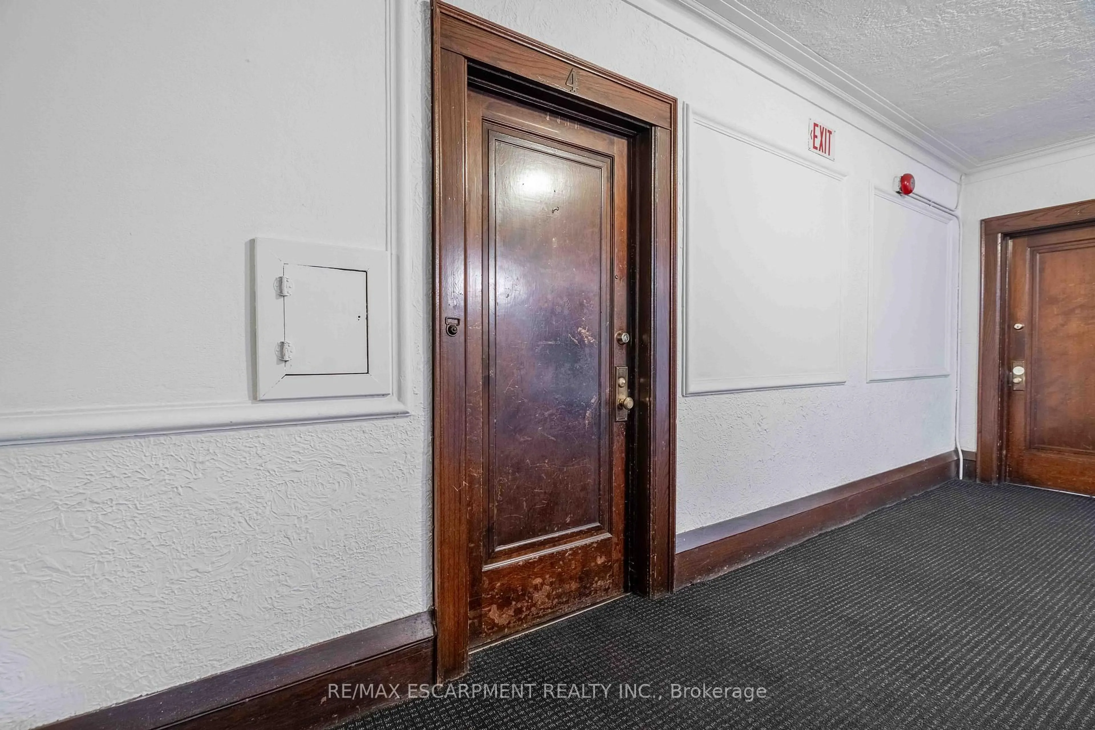 Indoor foyer for 285 King St #4, Hamilton Ontario L8P 1B2