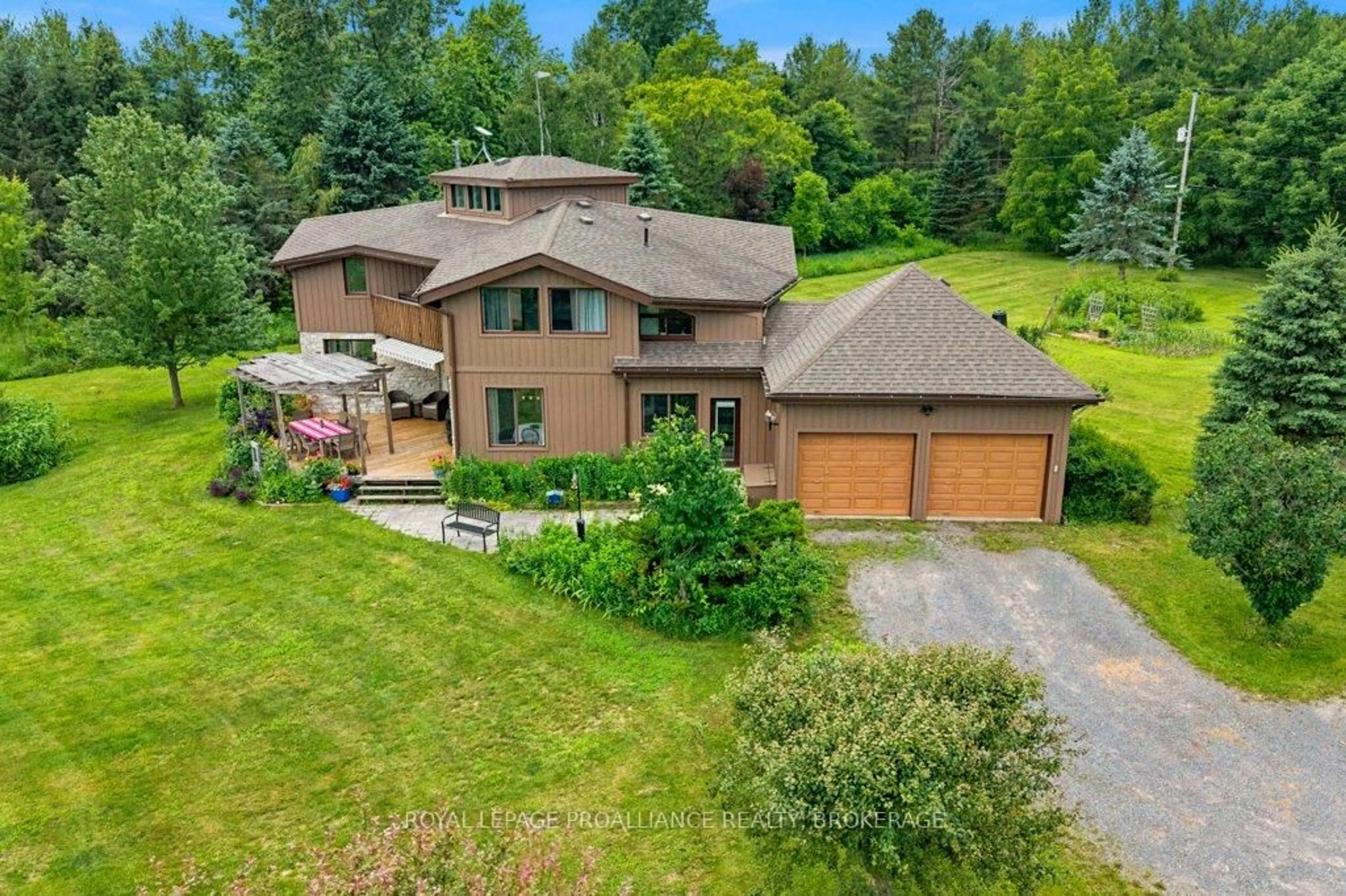 A pic from outside/outdoor area/front of a property/back of a property/a pic from drone, unknown for 2576 Howe Island Dr, Gananoque Ontario K7G 2V6