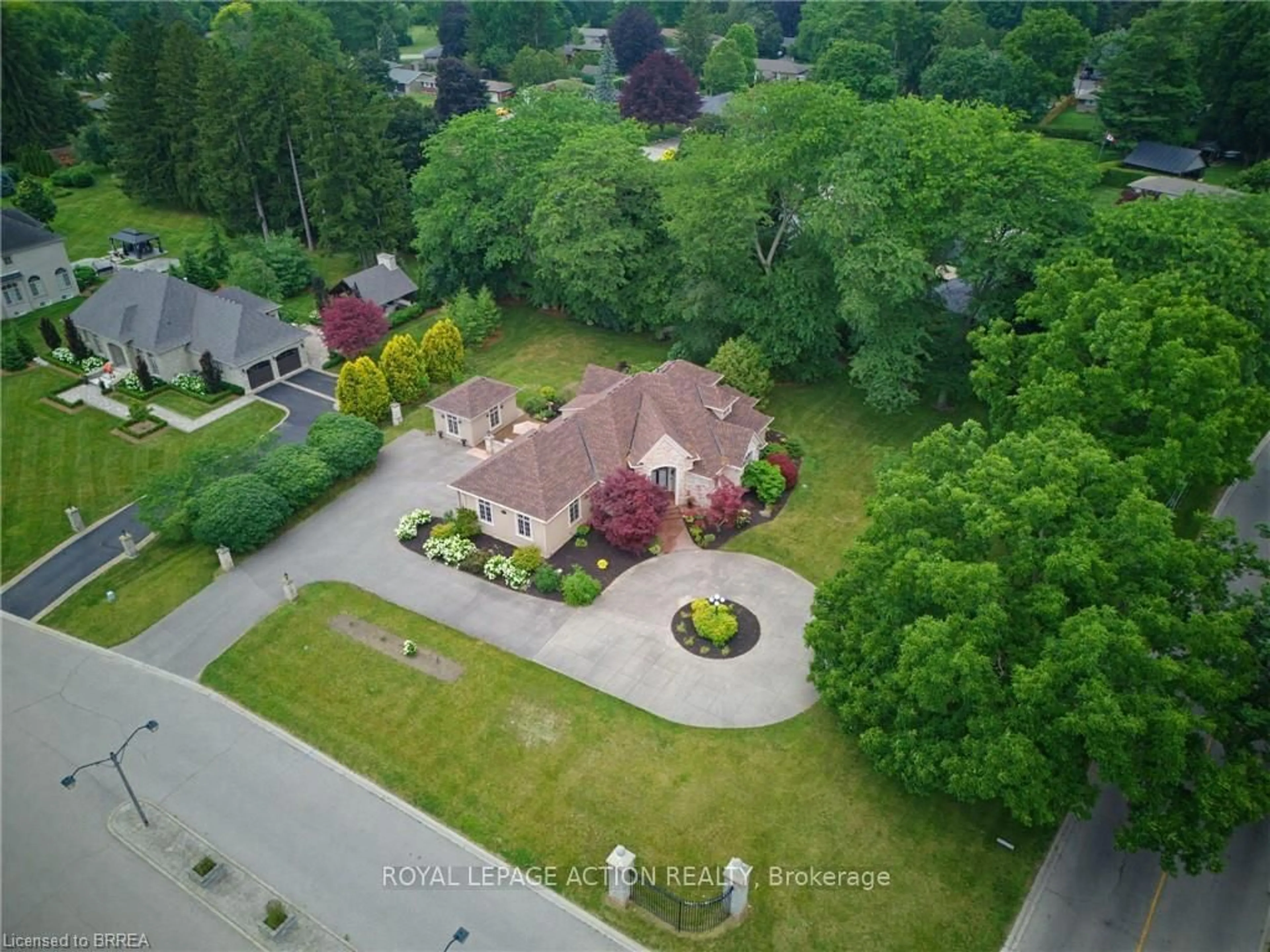 A pic from outside/outdoor area/front of a property/back of a property/a pic from drone, street for 1 Rue Chateaux Terr, Brantford Ontario N3T 6N7