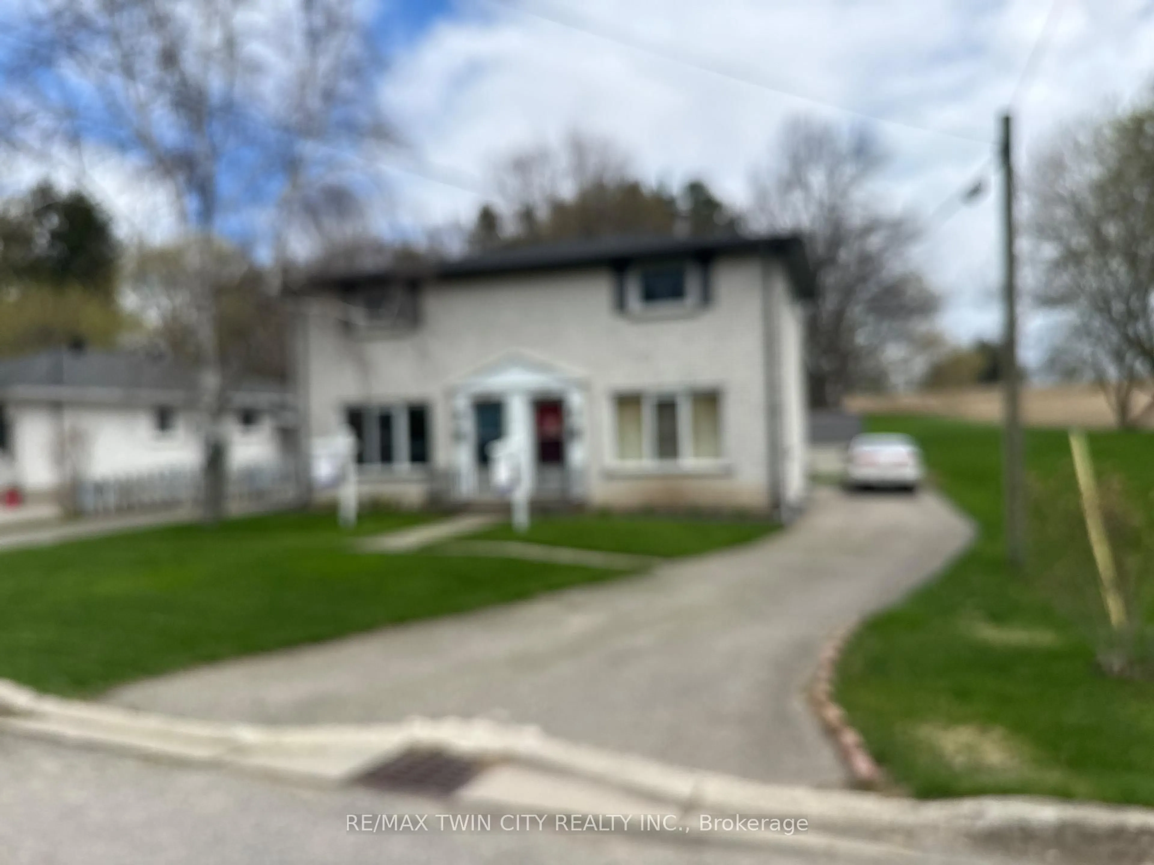 Blurry image for 85 Elm St, Norfolk Ontario N3Y 3B7