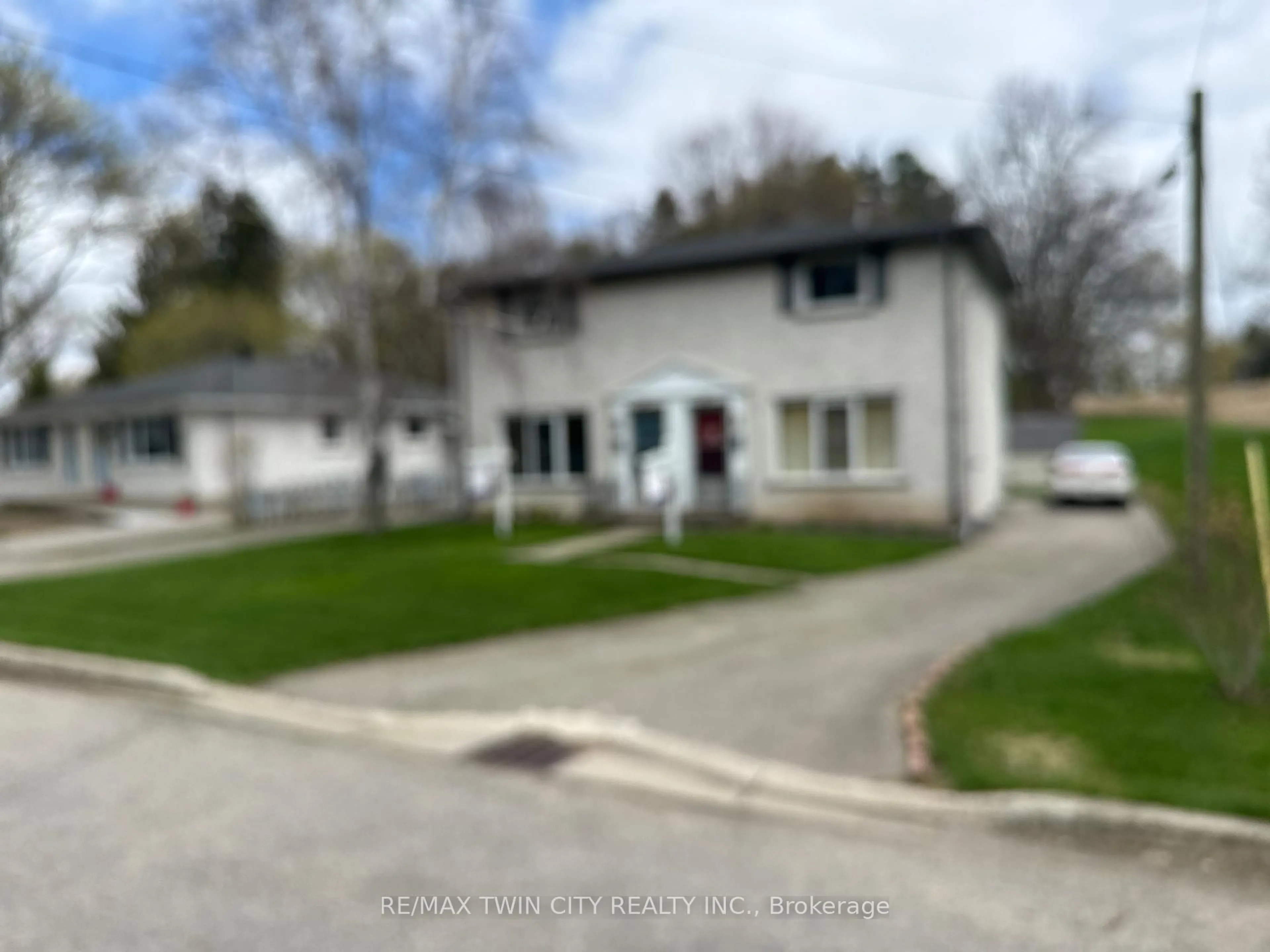 Blurry image for 85 Elm St, Norfolk Ontario N3Y 3B7