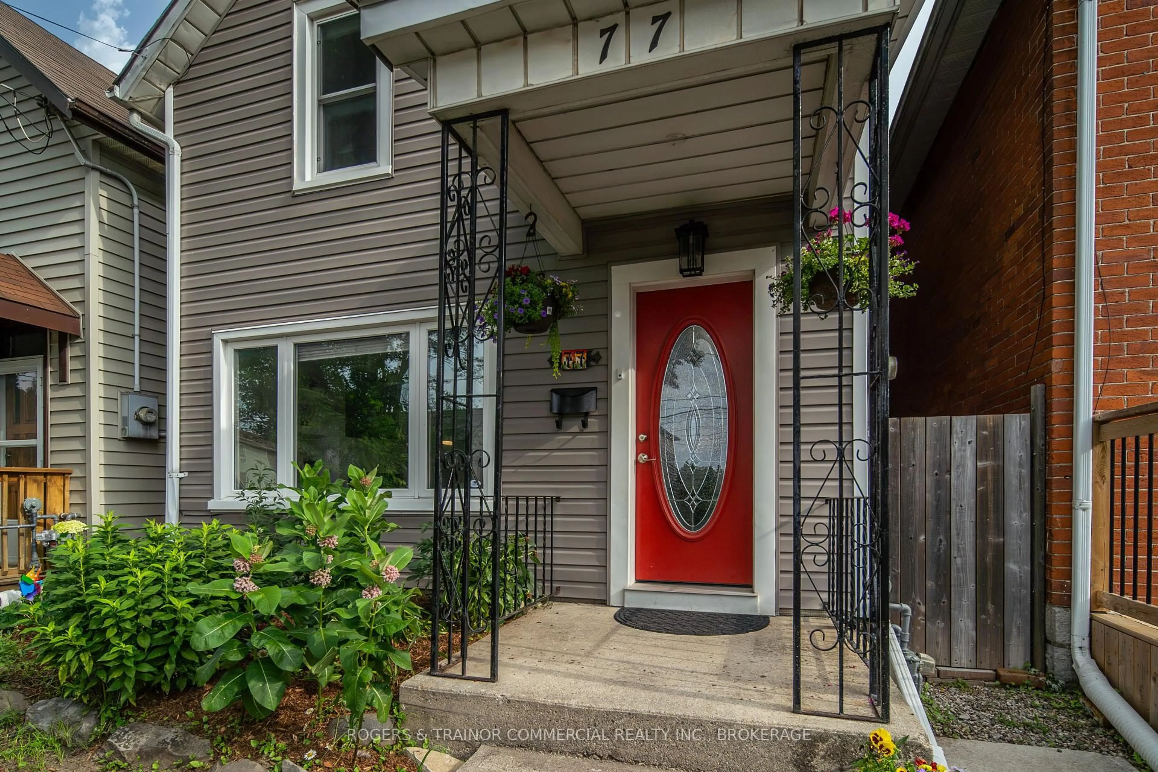 Indoor entryway for 77 Pine St, Kingston Ontario K7K 1W4