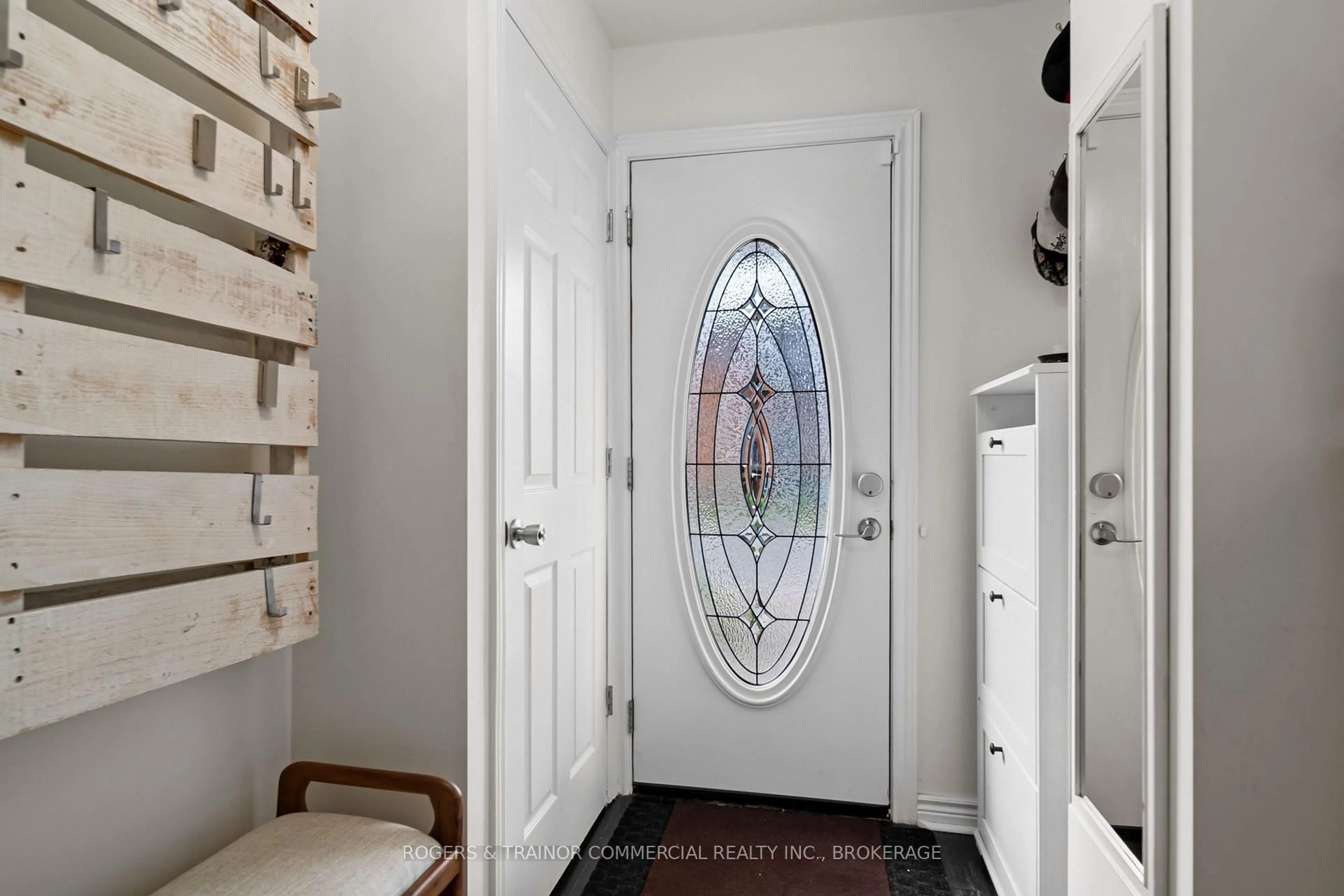 Indoor entryway for 77 Pine St, Kingston Ontario K7K 1W4