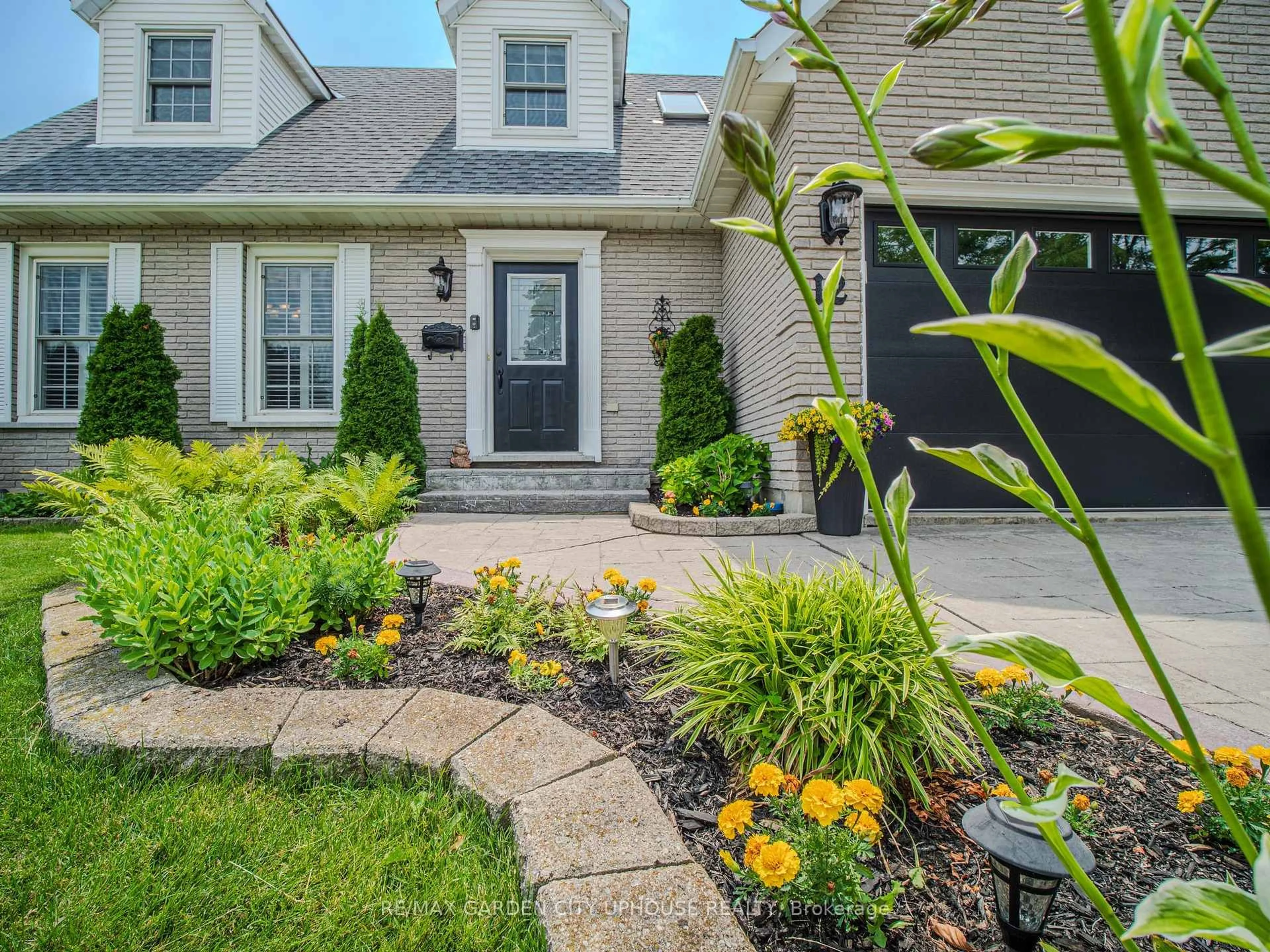 Indoor entryway for 12 FOXHILL Cres, St. Catharines Ontario L2S 3T9