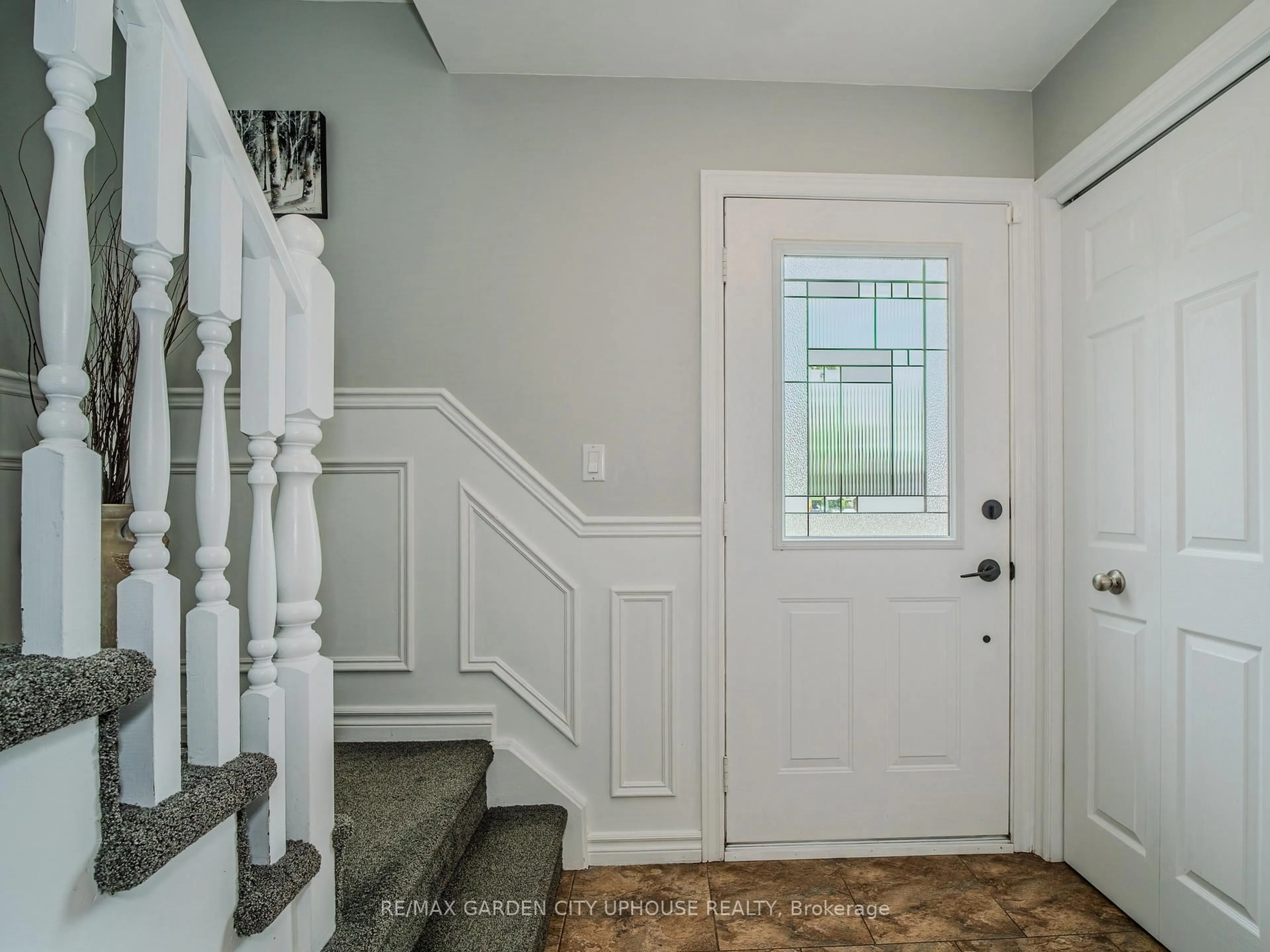 Indoor entryway for 12 FOXHILL Cres, St. Catharines Ontario L2S 3T9