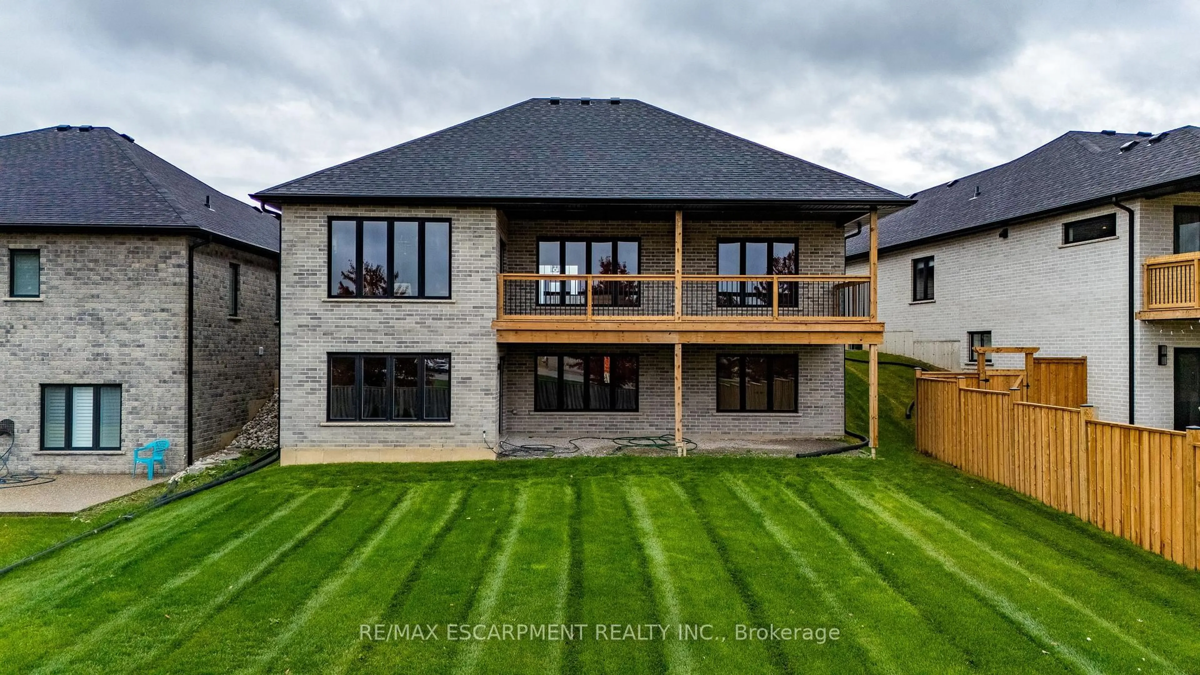 A pic from outside/outdoor area/front of a property/back of a property/a pic from drone, building for 34 Andrew Ave, Norfolk Ontario N3Y 4Y8