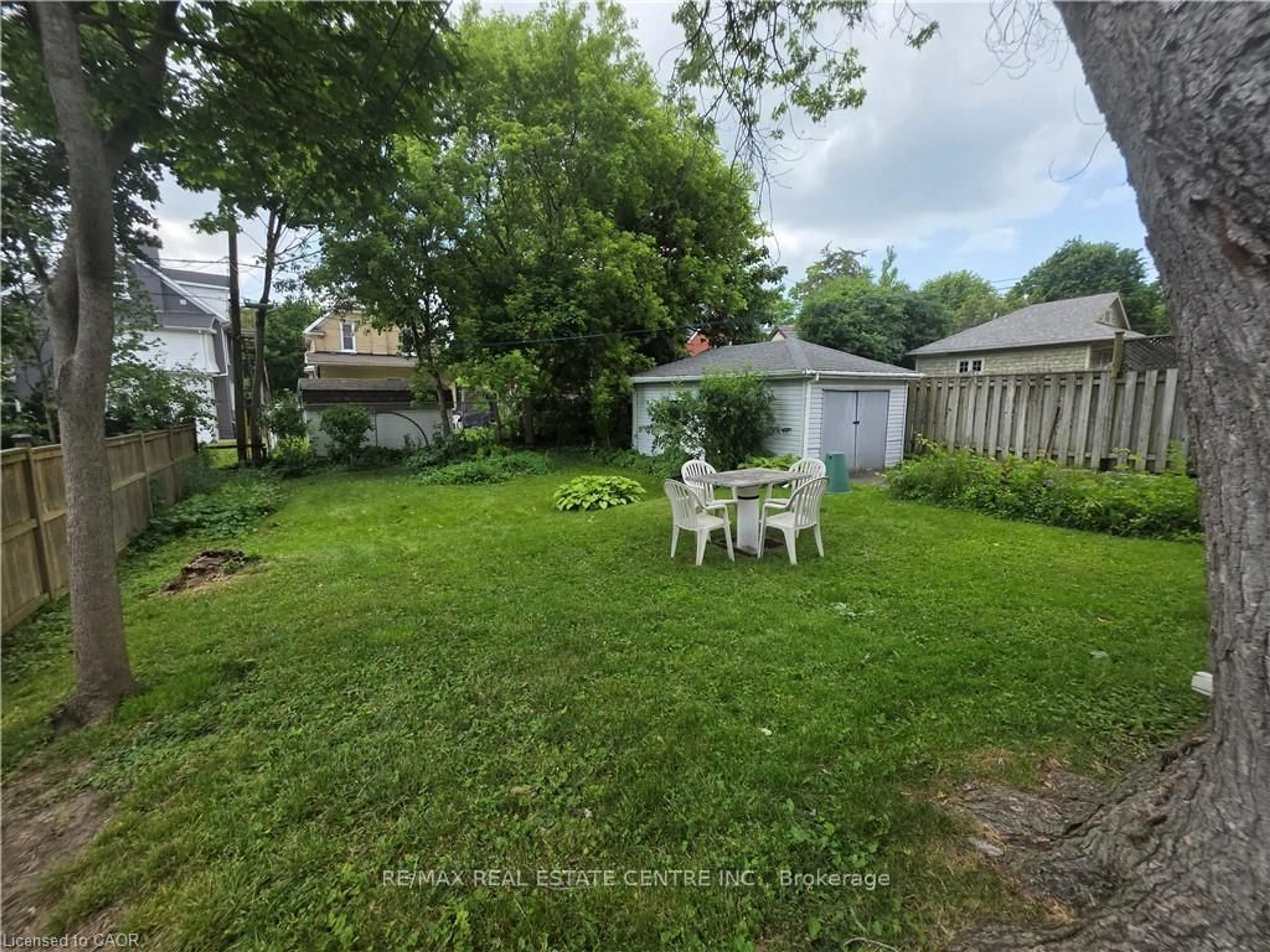 Unknown for 20 Fairview Ave, Kitchener Ontario N2H 3E8