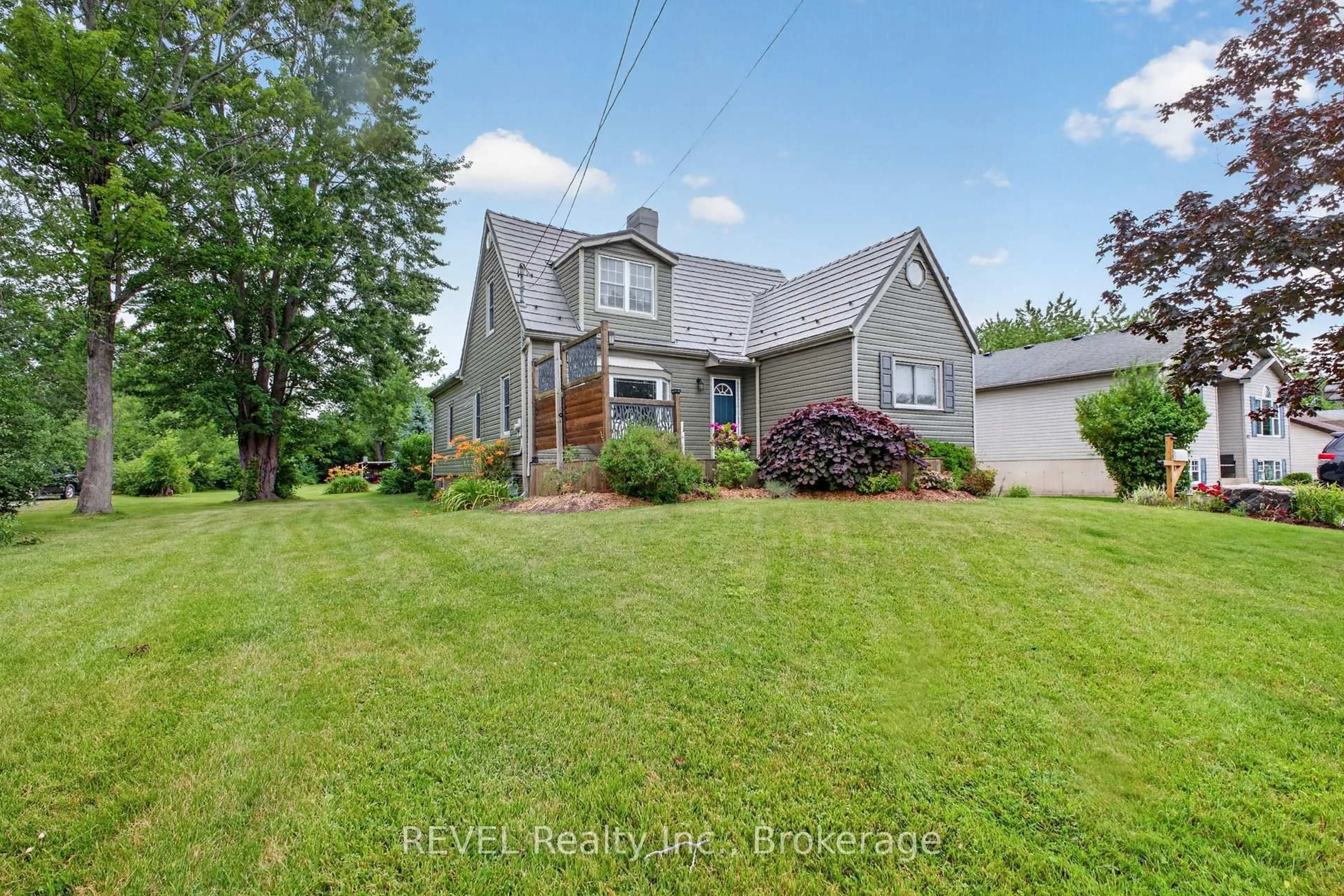A pic from outside/outdoor area/front of a property/back of a property/a pic from drone, water/lake/river/ocean view for 316 Leask Ave, Fort Erie Ontario L2A 4L4