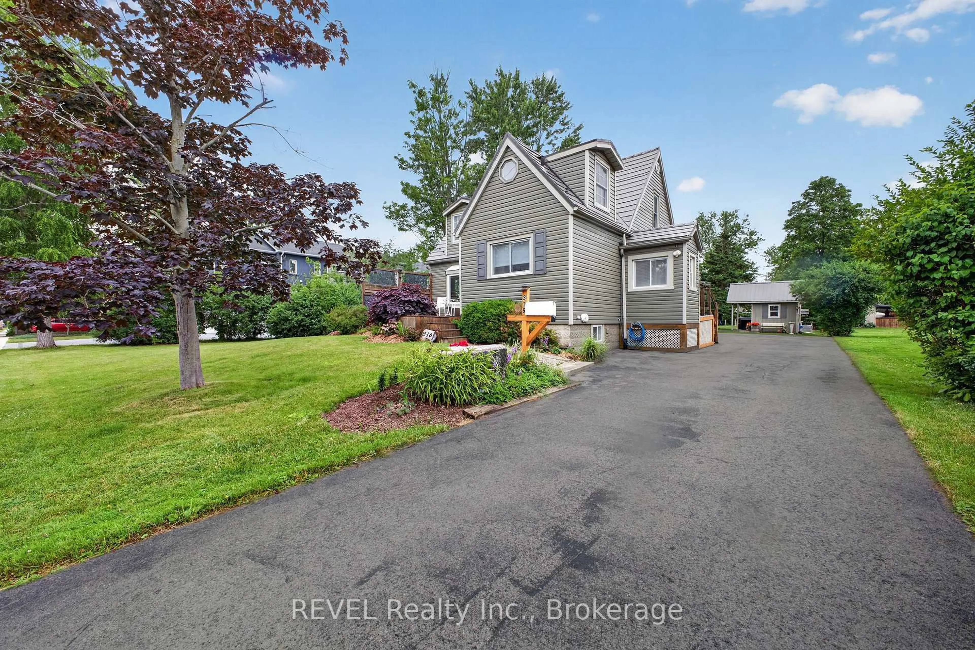 A pic from outside/outdoor area/front of a property/back of a property/a pic from drone, street for 316 Leask Ave, Fort Erie Ontario L2A 4L4