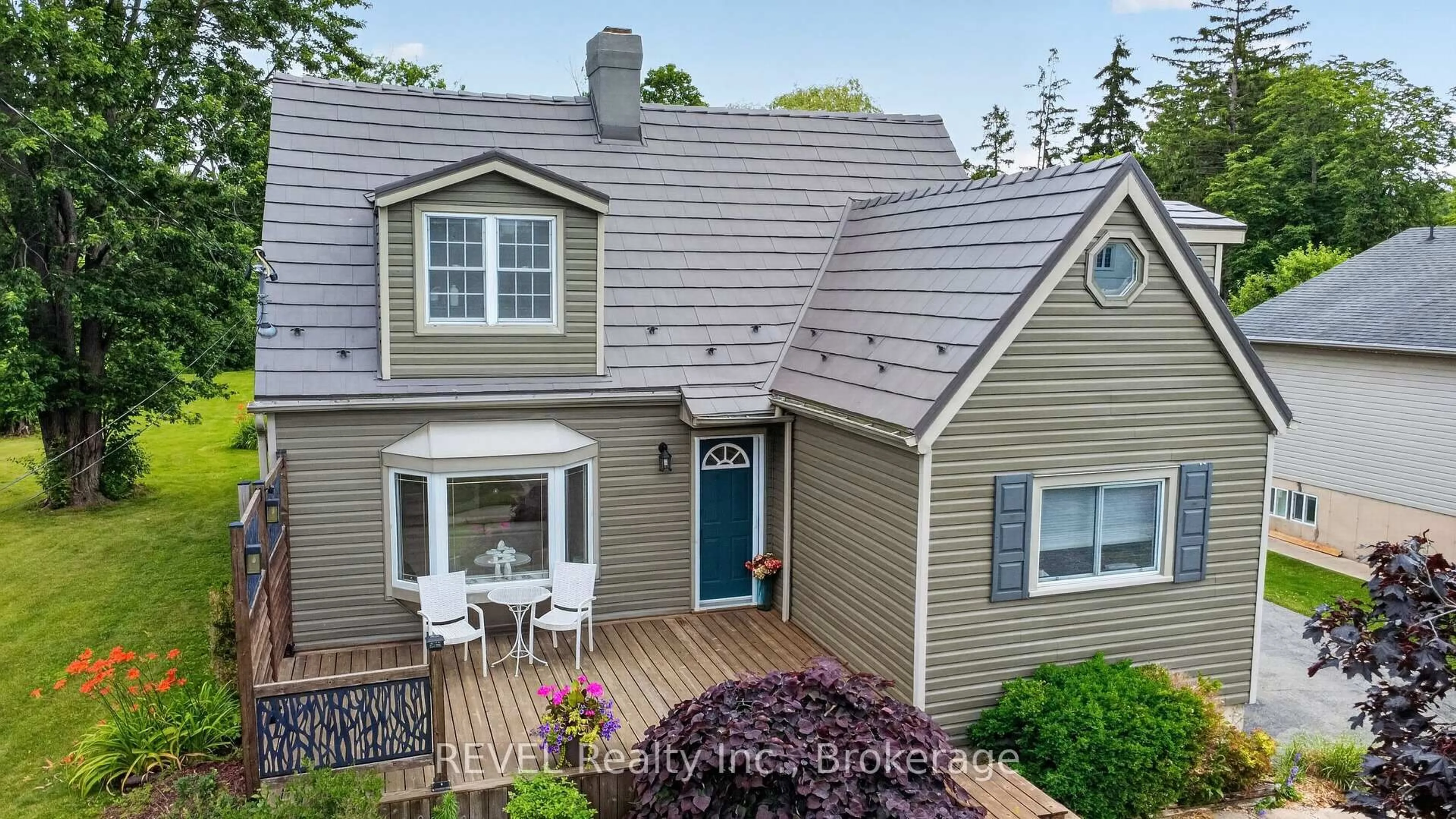 Home with vinyl exterior material, unknown for 316 Leask Ave, Fort Erie Ontario L2A 4L4
