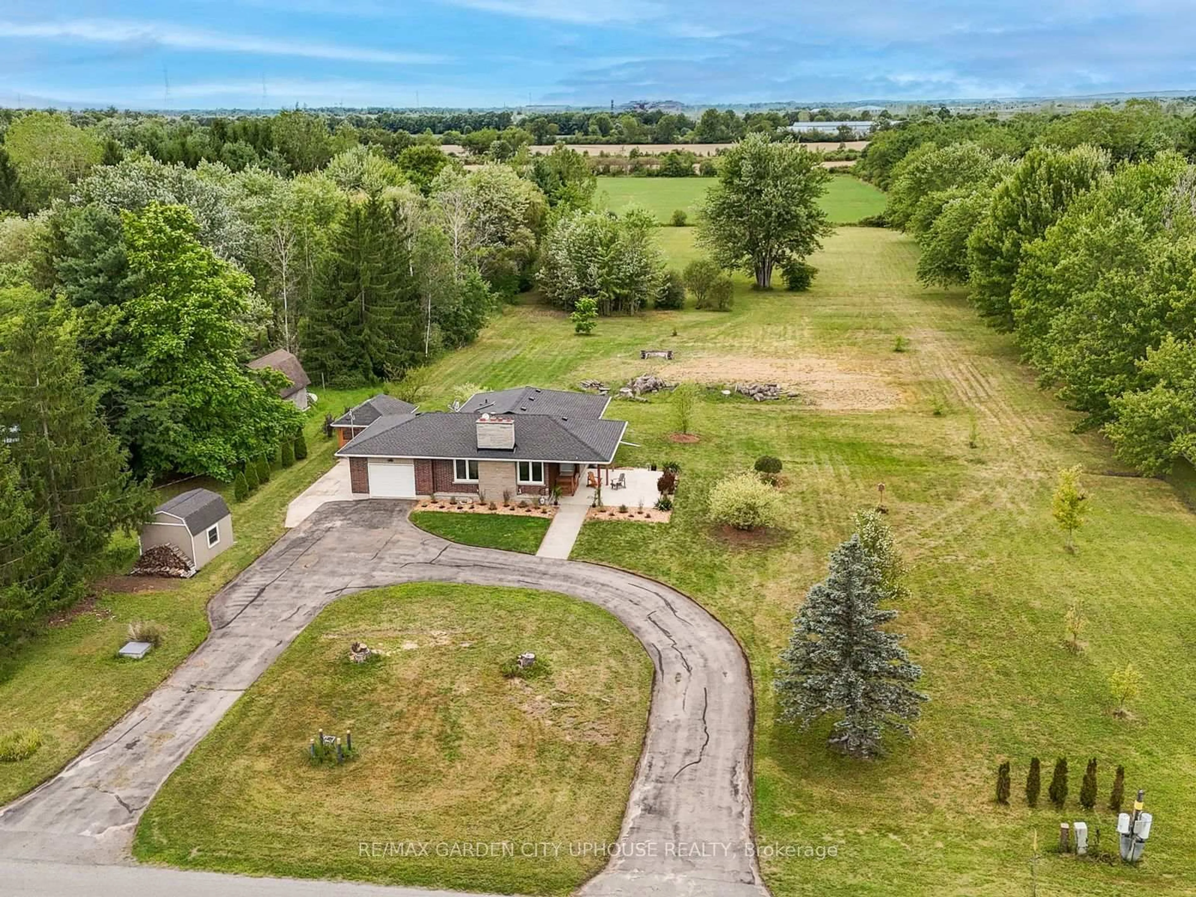 A pic from outside/outdoor area/front of a property/back of a property/a pic from drone, unknown for 373 Darby Rd, Welland Ontario L0S 1K0
