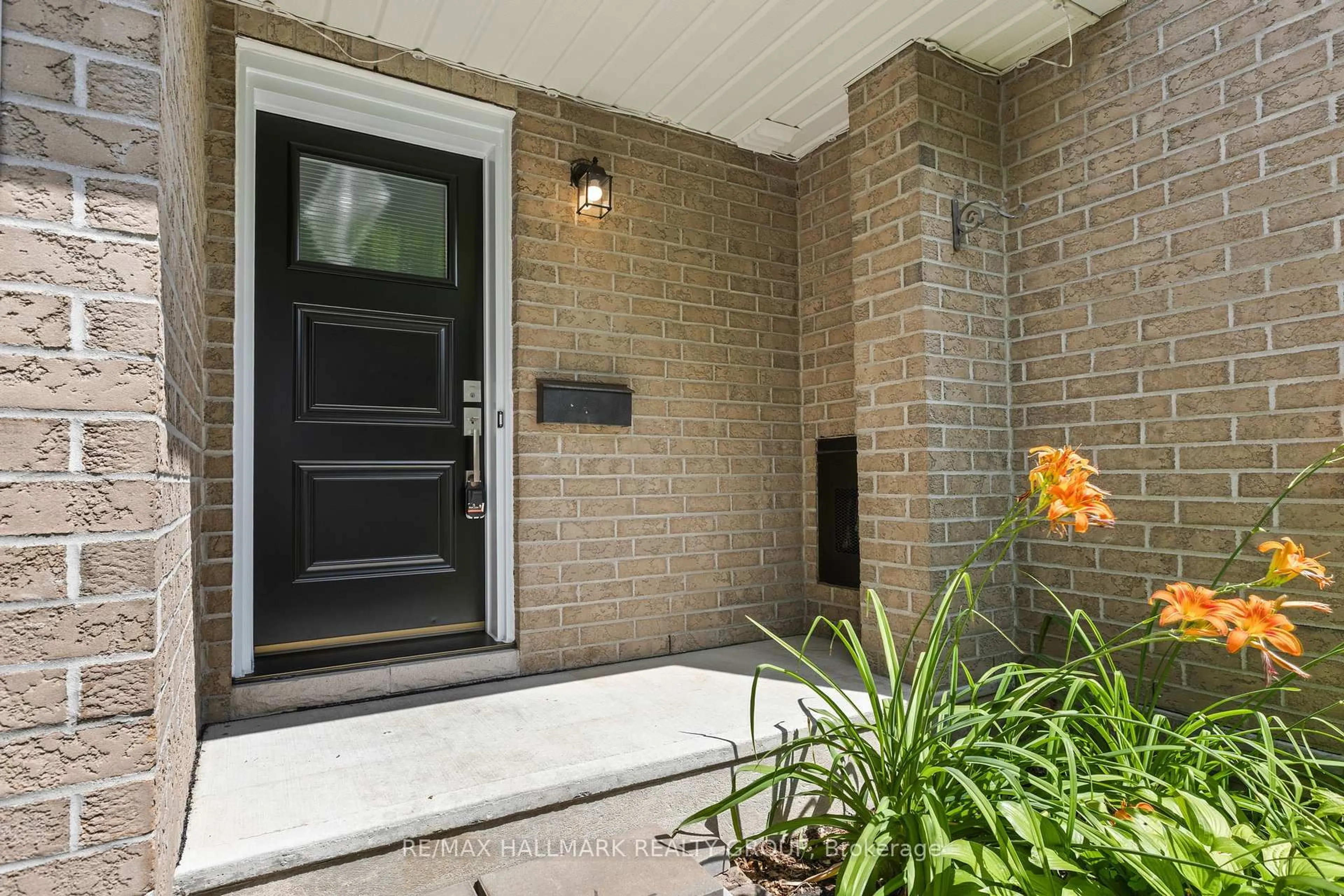 Indoor entryway for 602 Louis Toscano Dr, Ottawa Ontario K4A 0B2