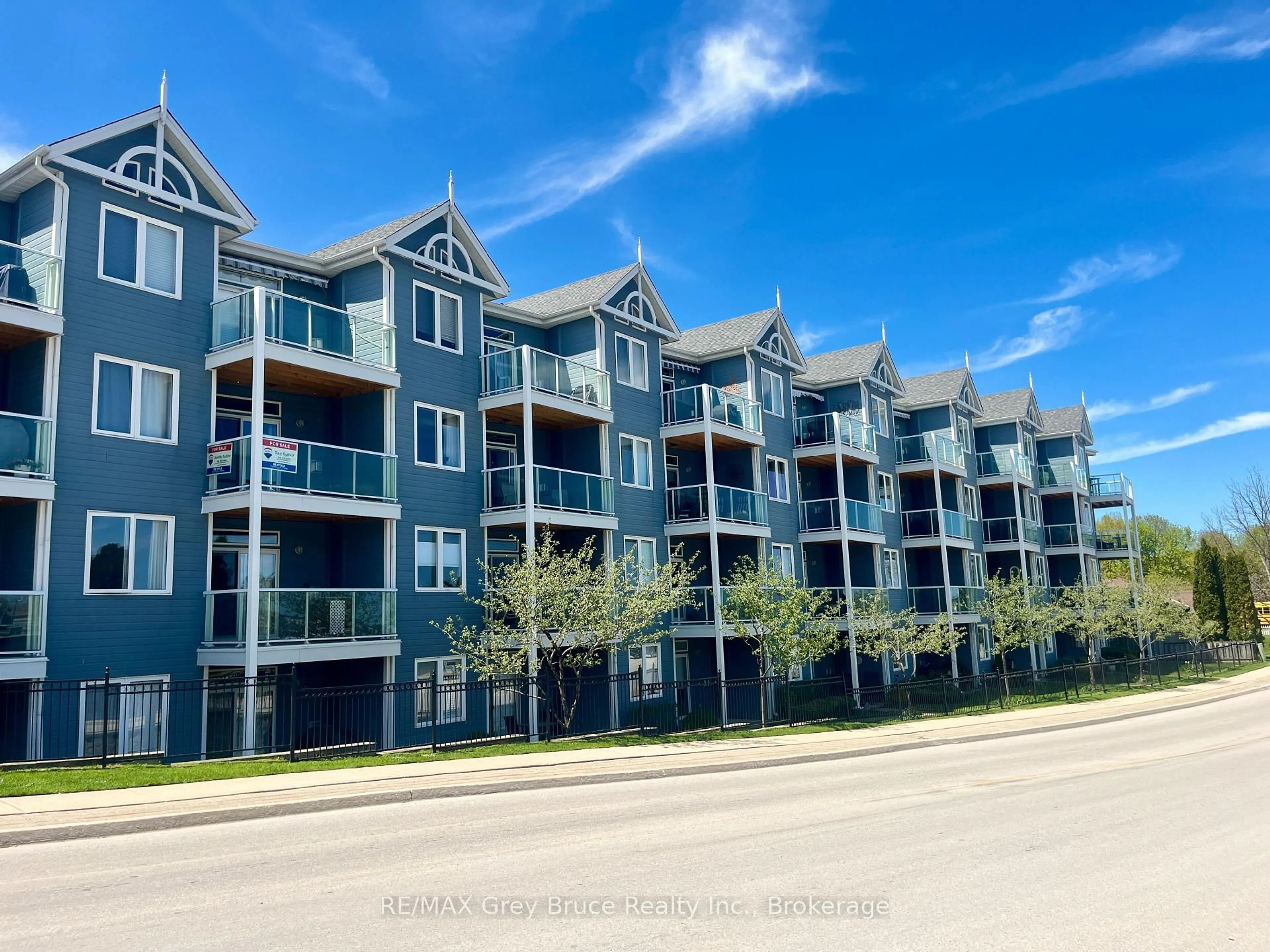 A pic from outside/outdoor area/front of a property/back of a property/a pic from drone, unknown for 34 Bayfield St #308, Meaford Ontario N4L 1Y2