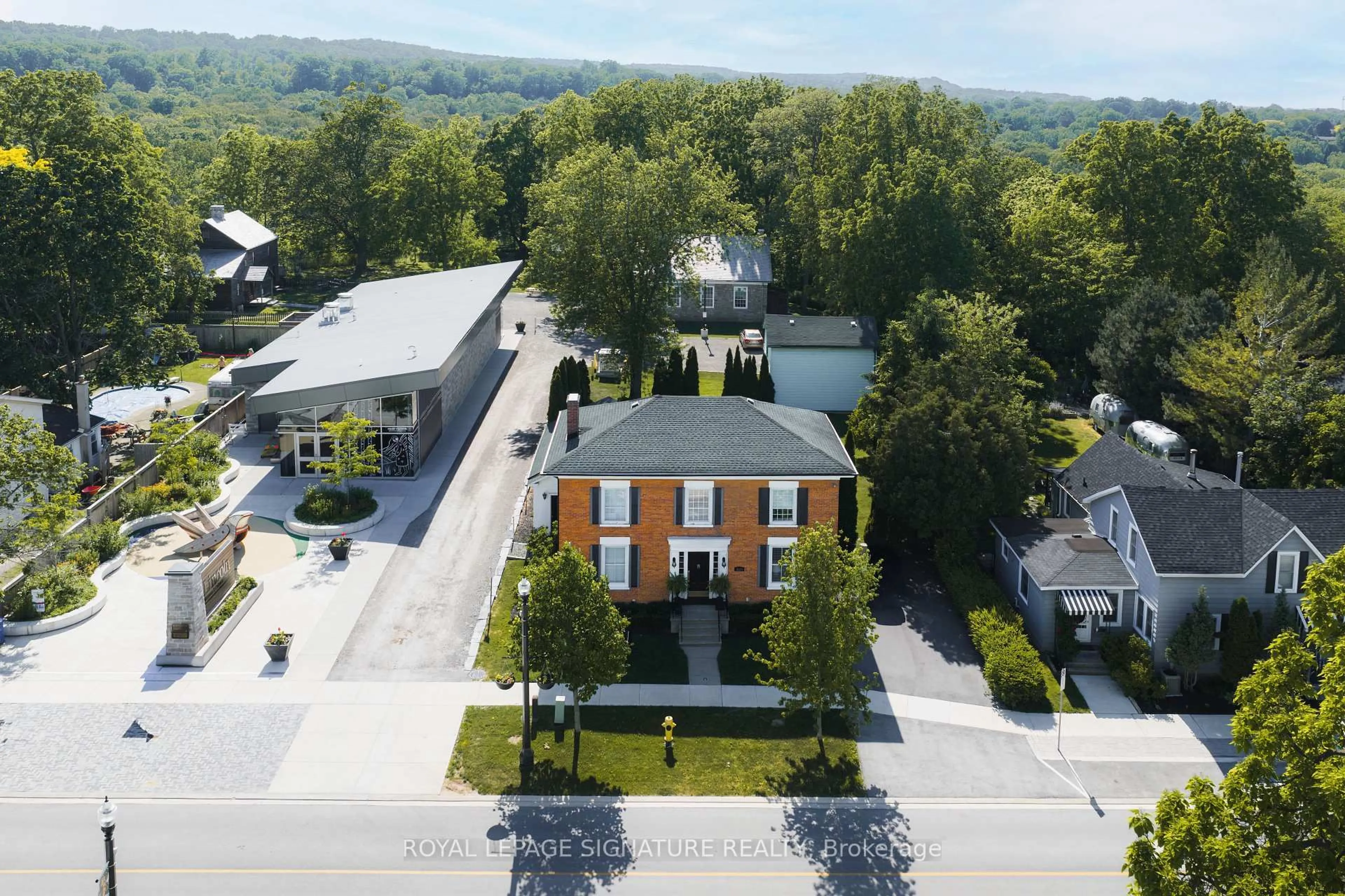 A pic from outside/outdoor area/front of a property/back of a property/a pic from drone, unknown for 3804 Main St, Lincoln Ontario L0R 1S0