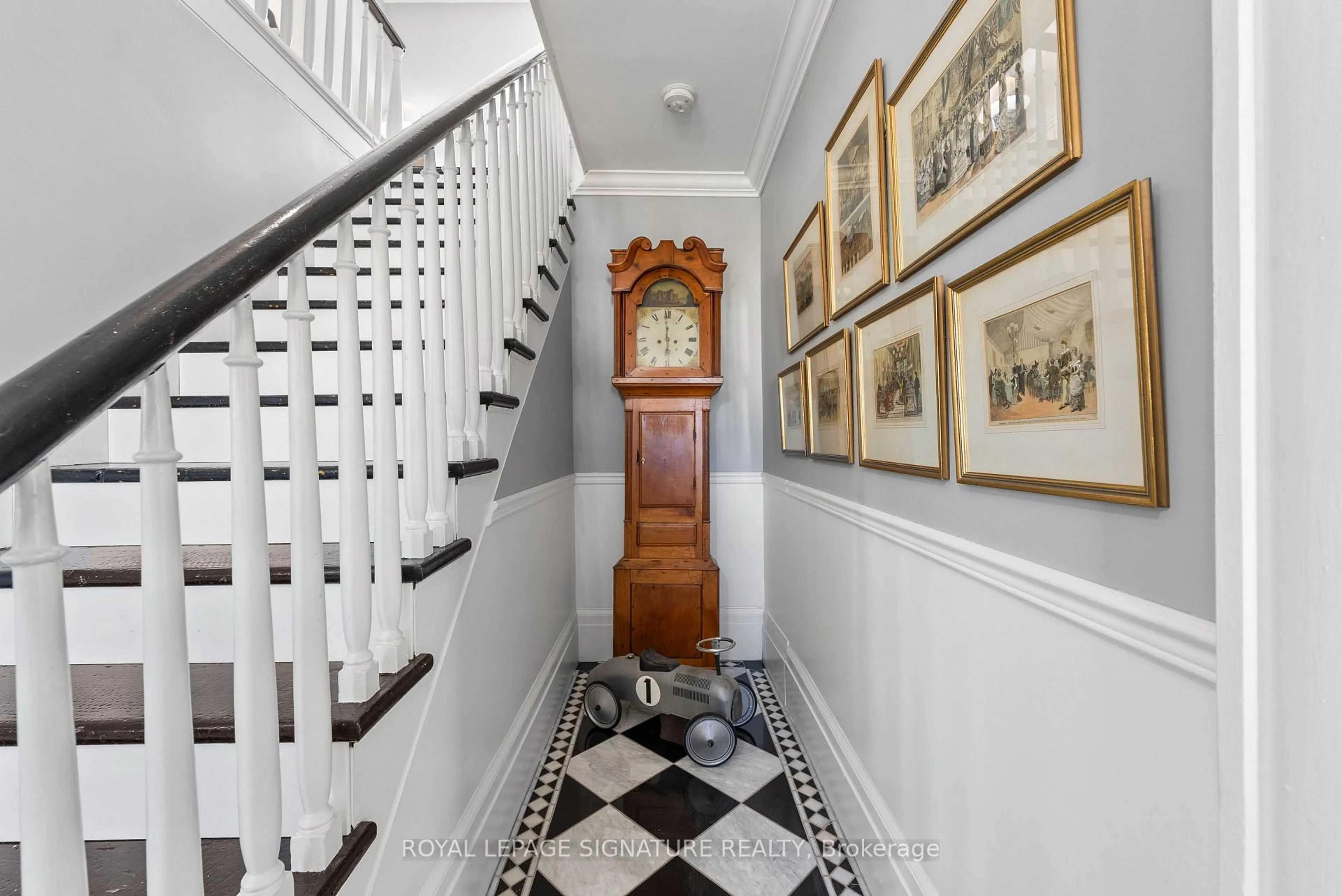 Indoor foyer for 3804 Main St, Lincoln Ontario L0R 1S0
