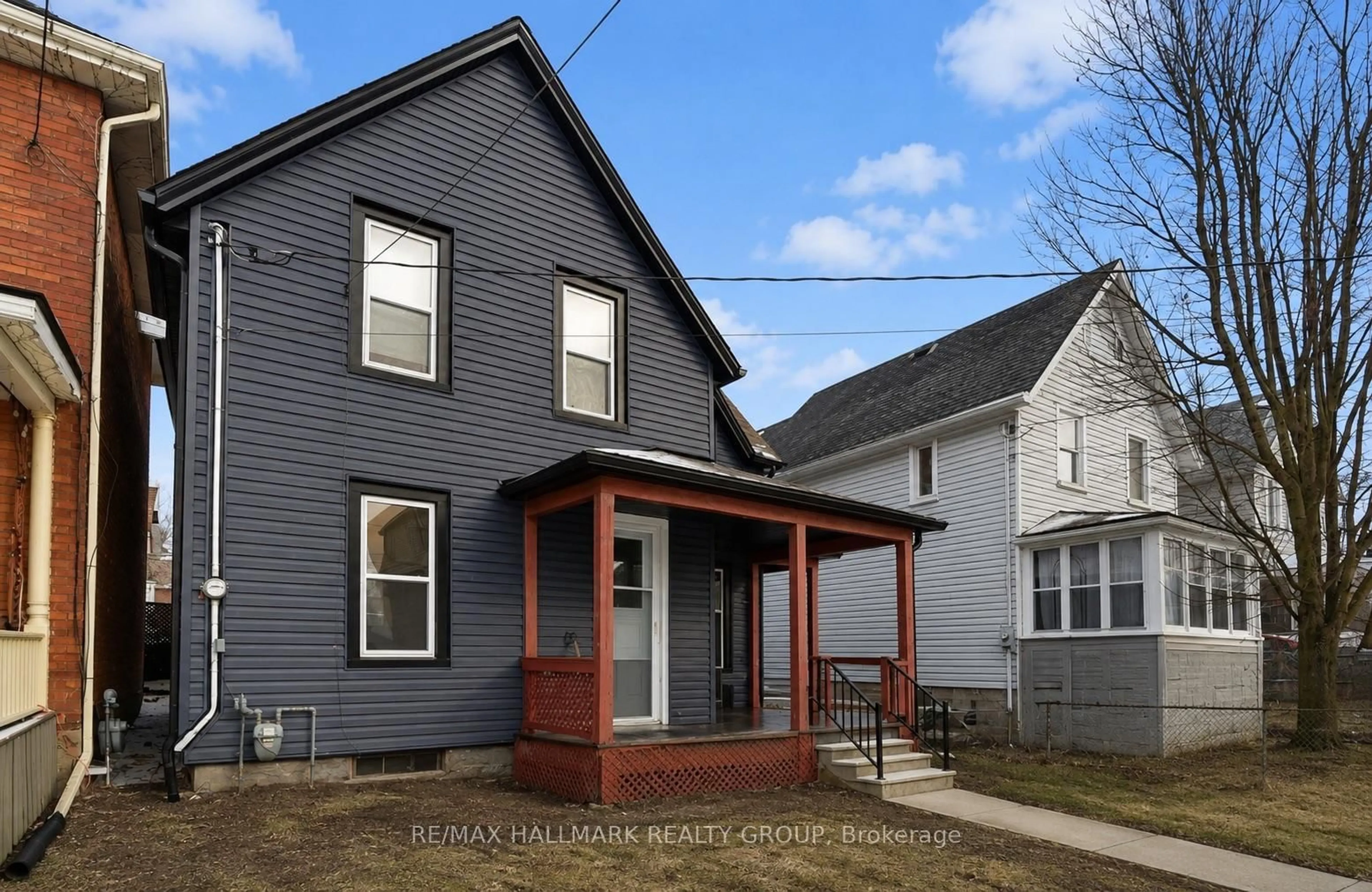 Home with vinyl exterior material, street for 47 Daniel St, Brockville Ontario K6V 4Z6