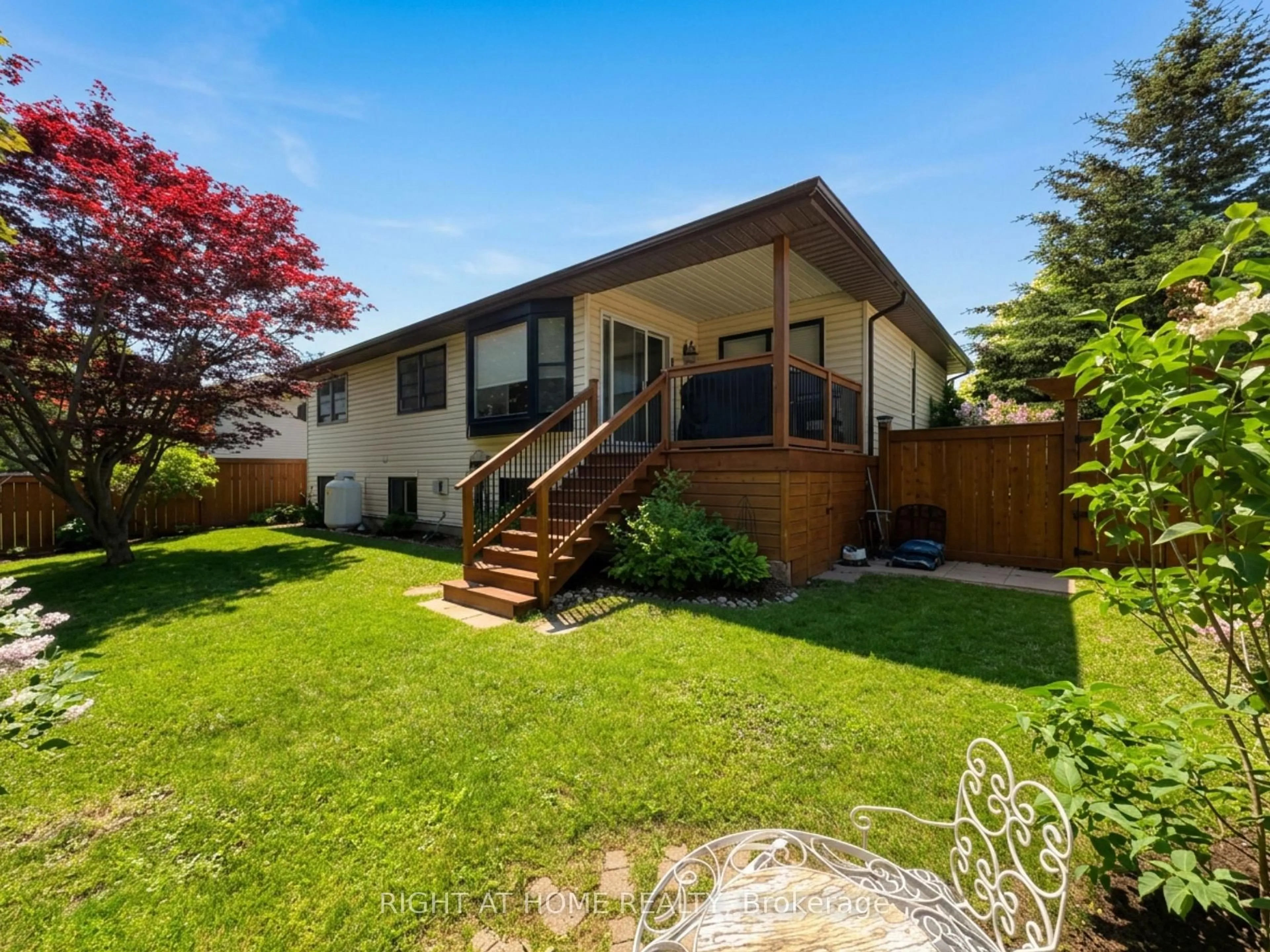 Home with vinyl exterior material, unknown for 20 Argyle Cres, Prince Edward County Ontario K0K 2T0