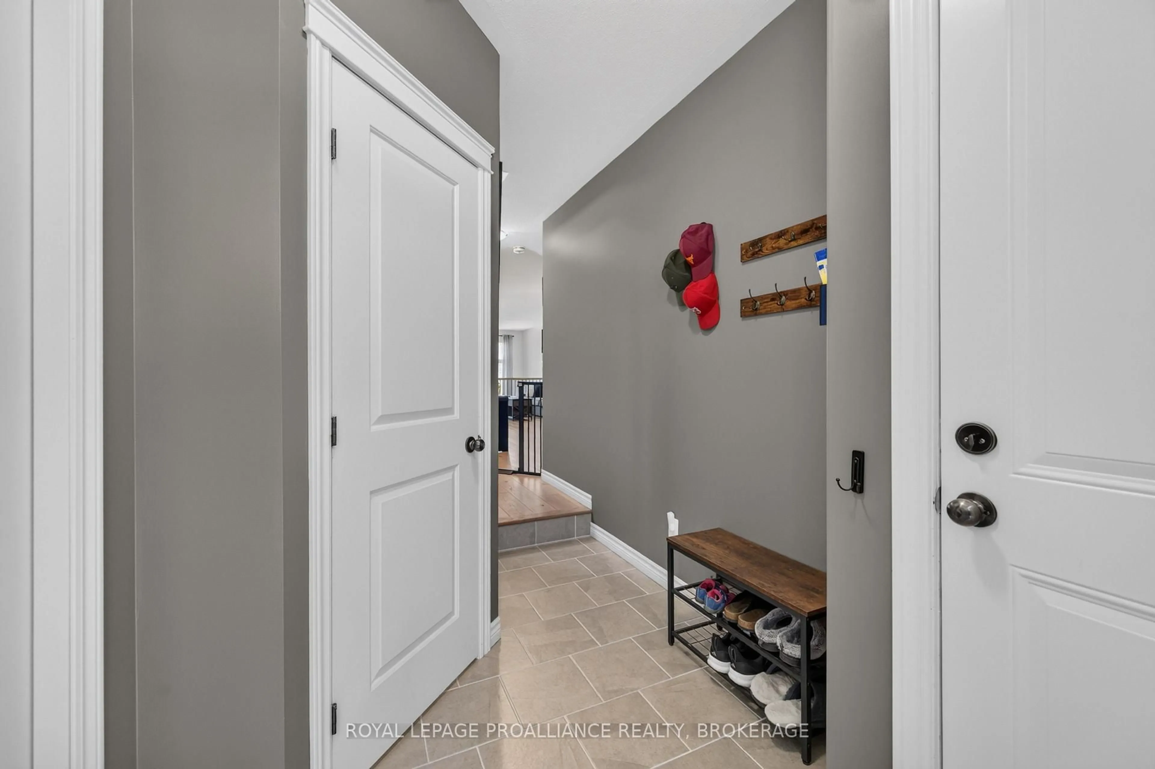 Indoor entryway for 378 Buckthorn Dr, Kingston Ontario K7P 0R8