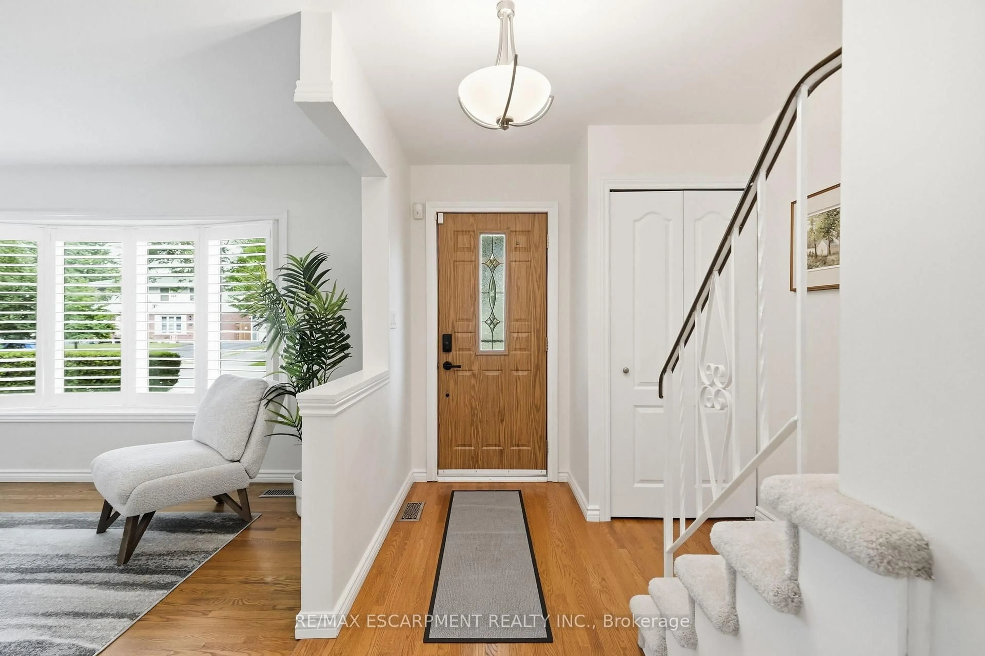 Indoor entryway for 69 Fairway Dr, Hamilton Ontario L8K 5L6