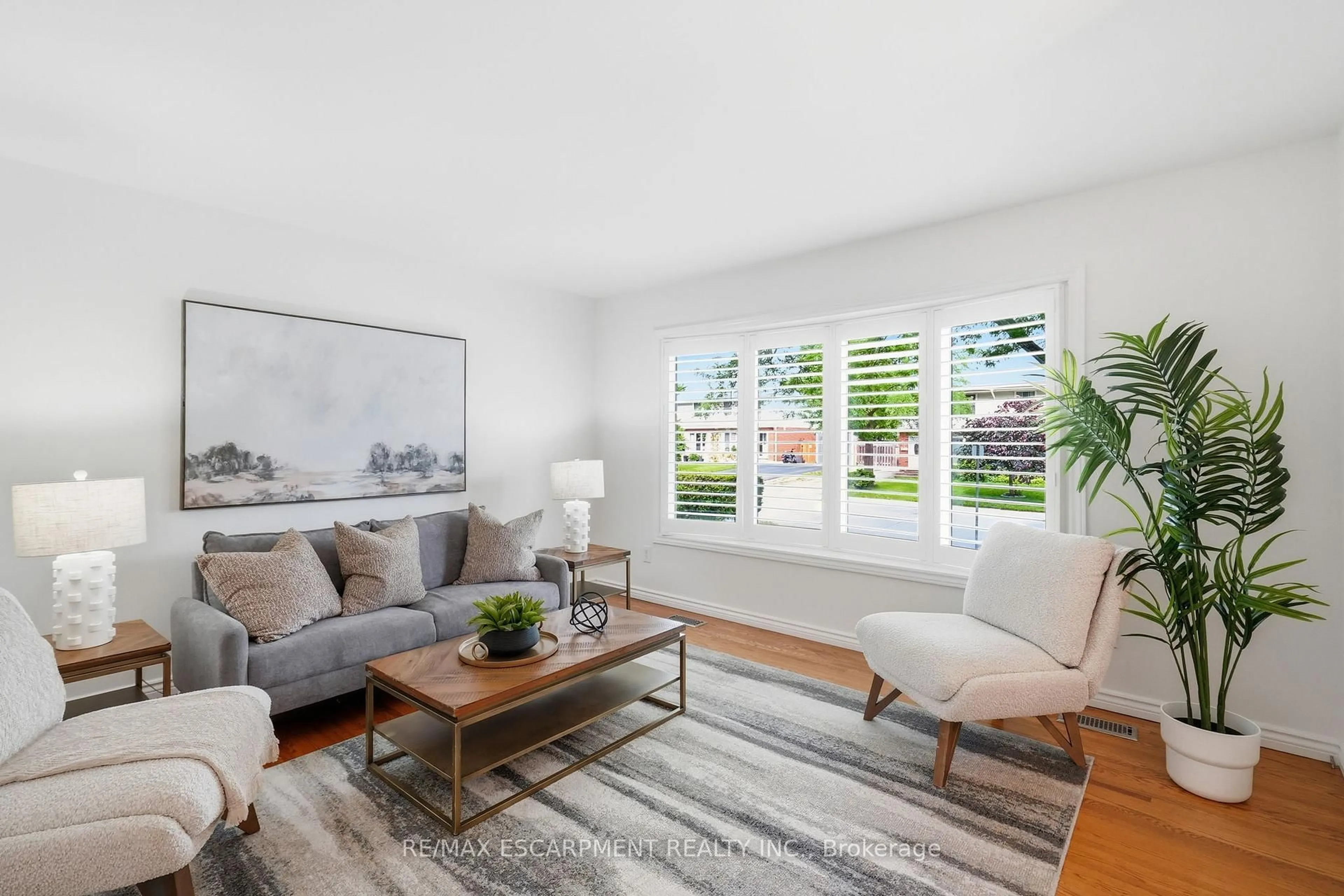Living room with furniture, unknown for 69 Fairway Dr, Hamilton Ontario L8K 5L6