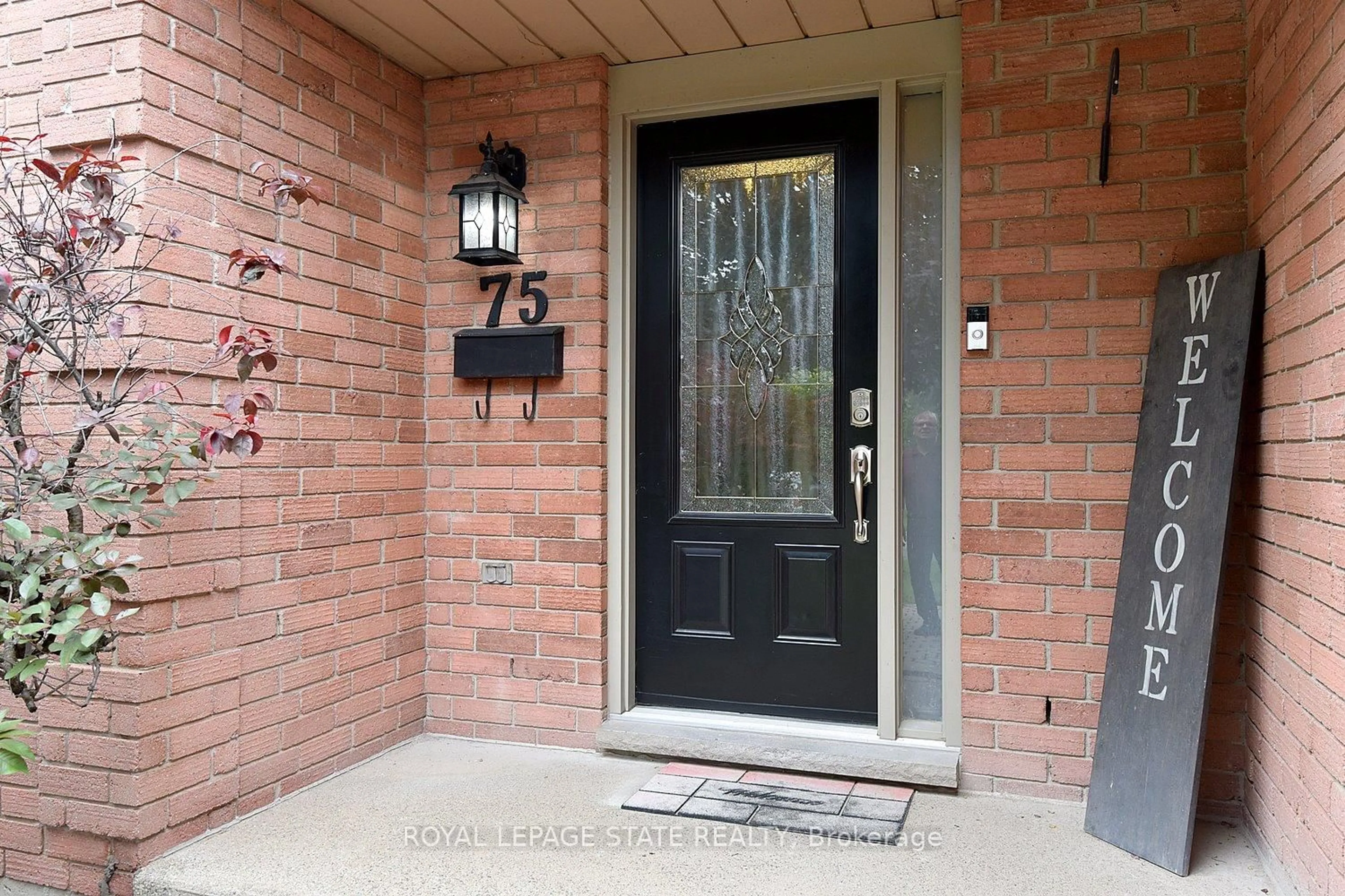 Indoor entryway for 75 Josephine Dr, Hamilton Ontario L9B 2B7