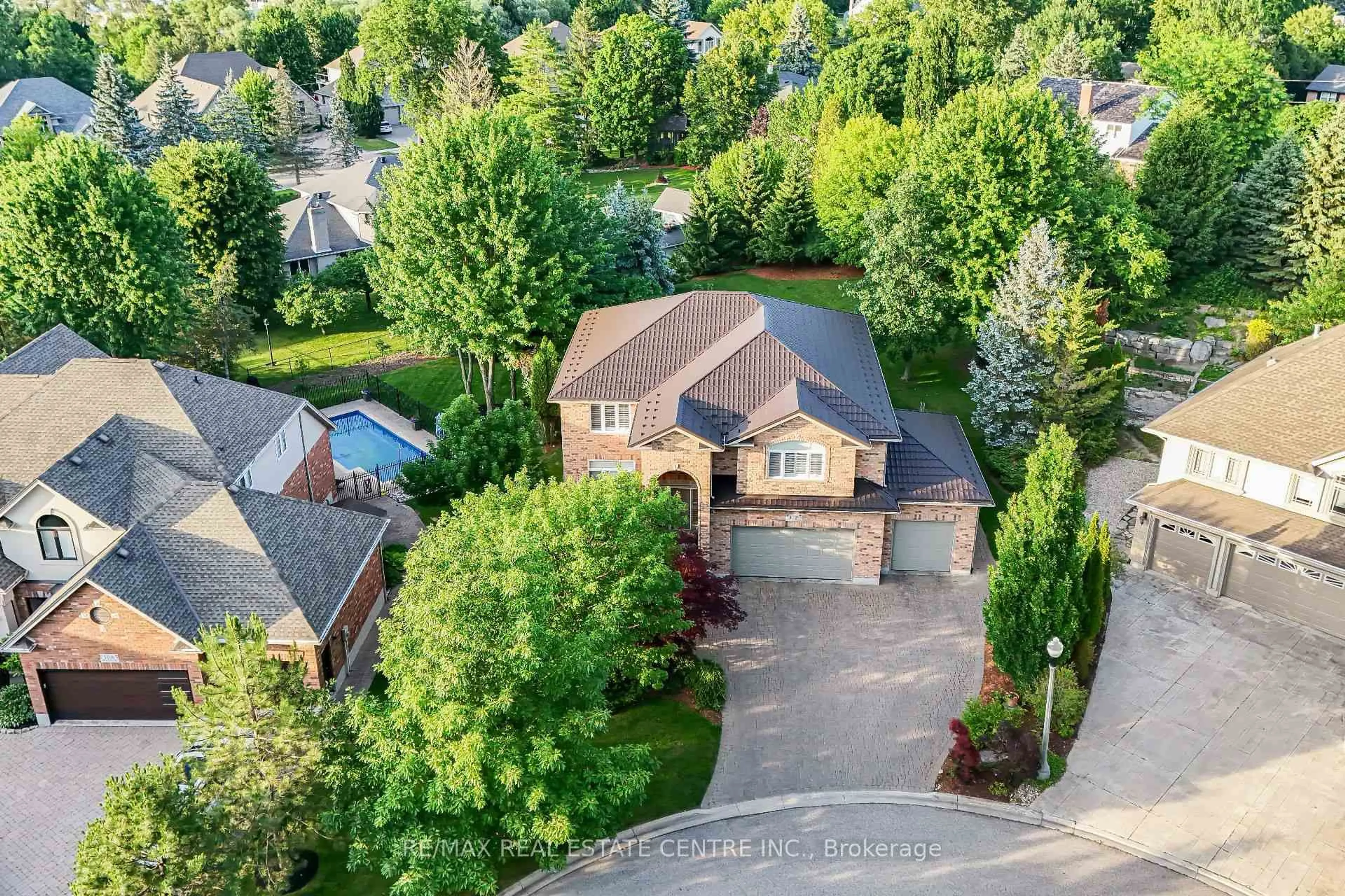 A pic from outside/outdoor area/front of a property/back of a property/a pic from drone, street for 112 Dirksen Crt, Kitchener Ontario N2P 2M1