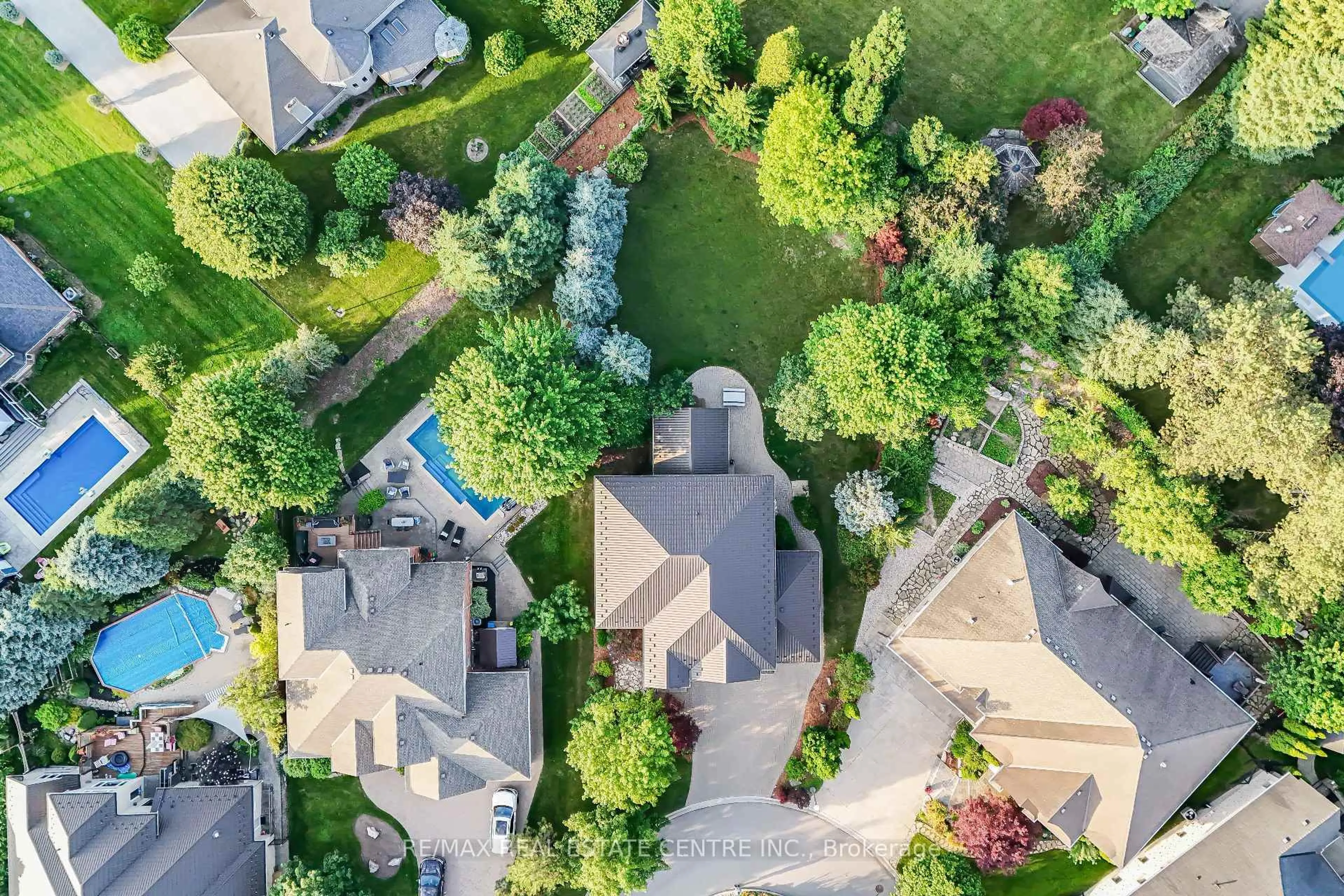 A pic from outside/outdoor area/front of a property/back of a property/a pic from drone, street for 112 Dirksen Crt, Kitchener Ontario N2P 2M1