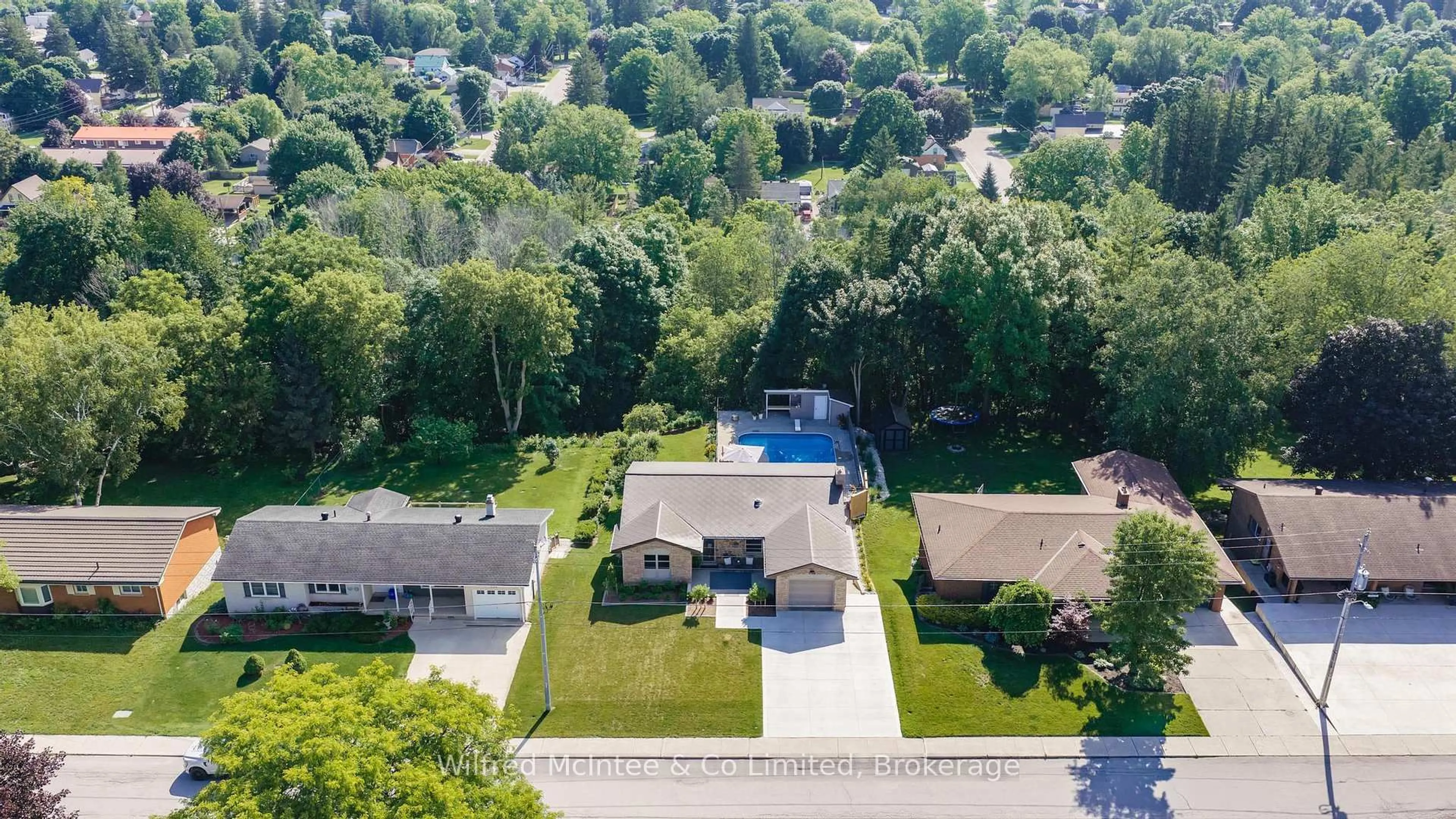 A pic from outside/outdoor area/front of a property/back of a property/a pic from drone, street for 206 Thomas St, Brockton Ontario N0G 2V0