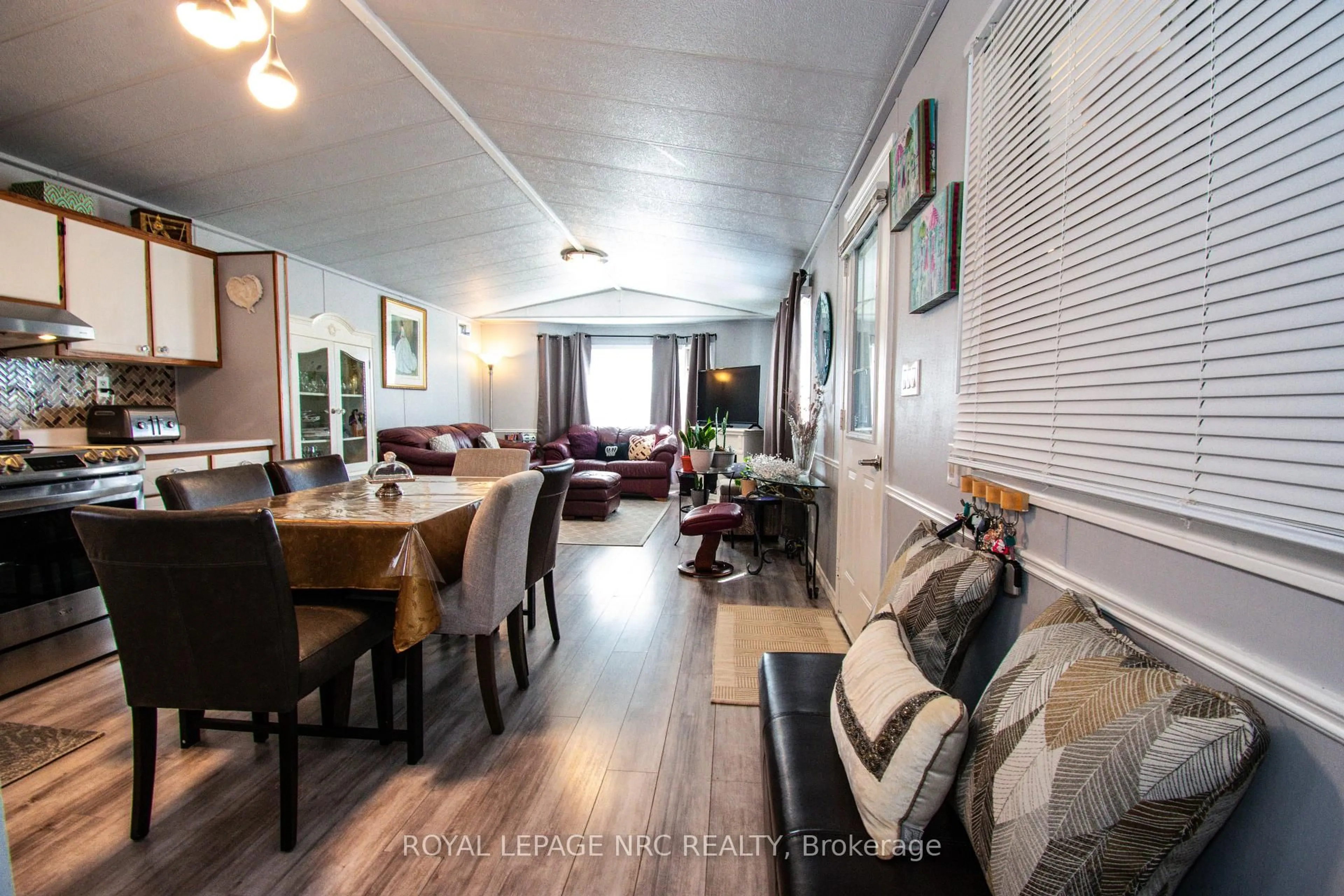 Dining room, wood/laminate floor for 3033 TOWNLINE Rd #83, Fort Erie Ontario L0S 1S0