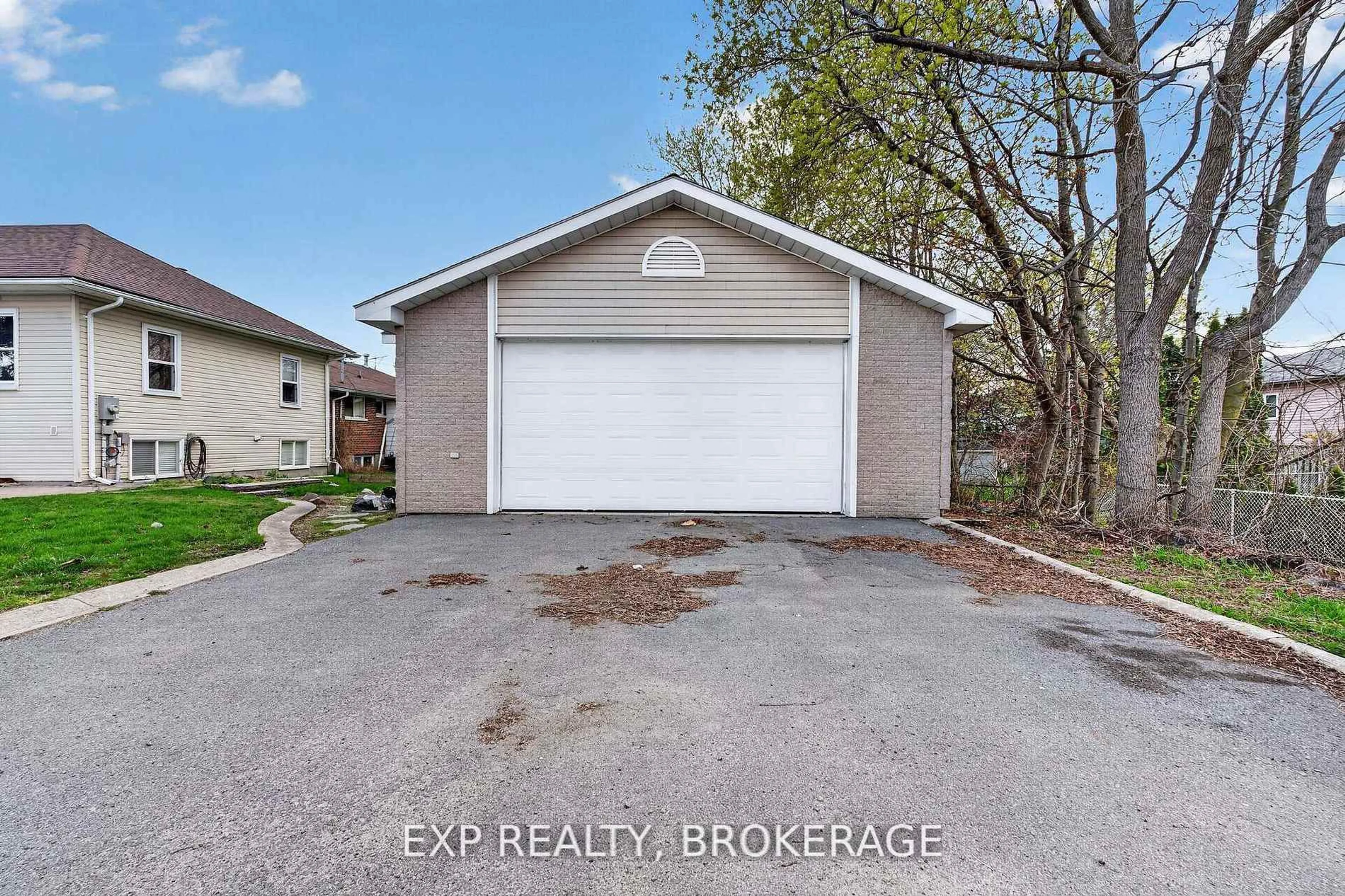 Indoor garage for 300 HERBERT St, Gananoque Ontario K7G 3G3
