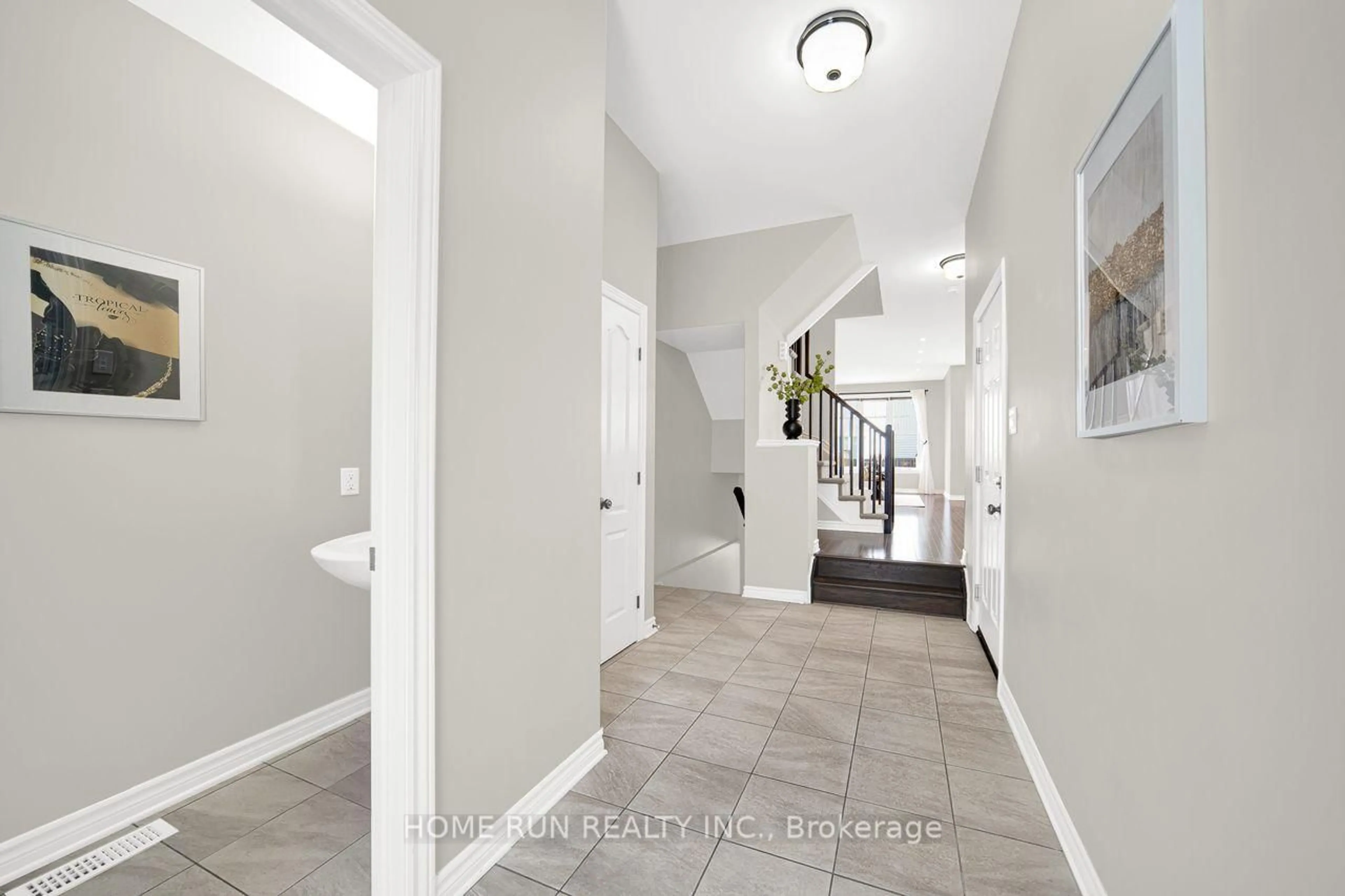 Indoor entryway for 261 Brambling Way, Ottawa Ontario K2J 0E4