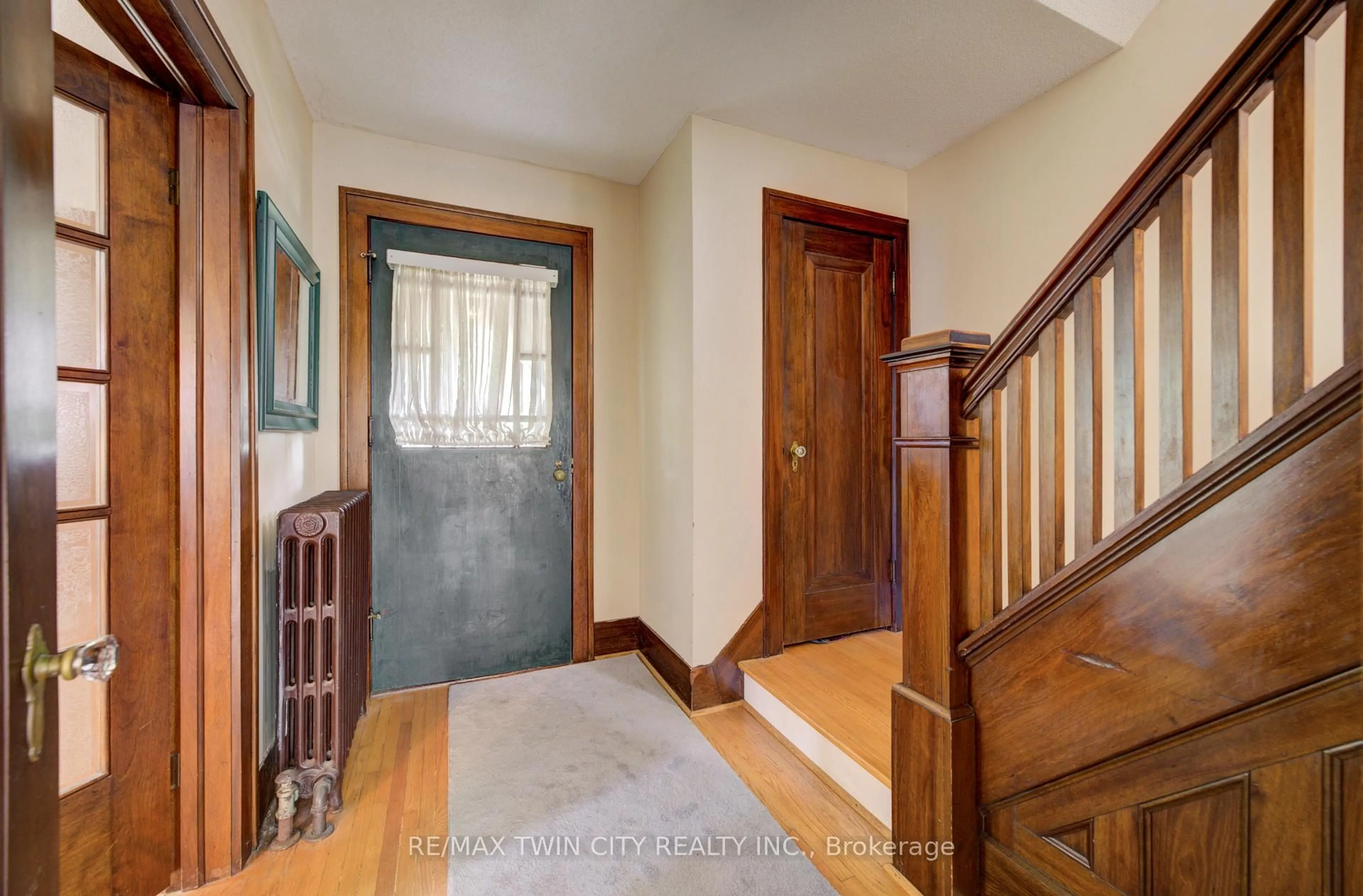 Indoor entryway for 227 Lydia St, Waterloo Ontario N2H 1W4