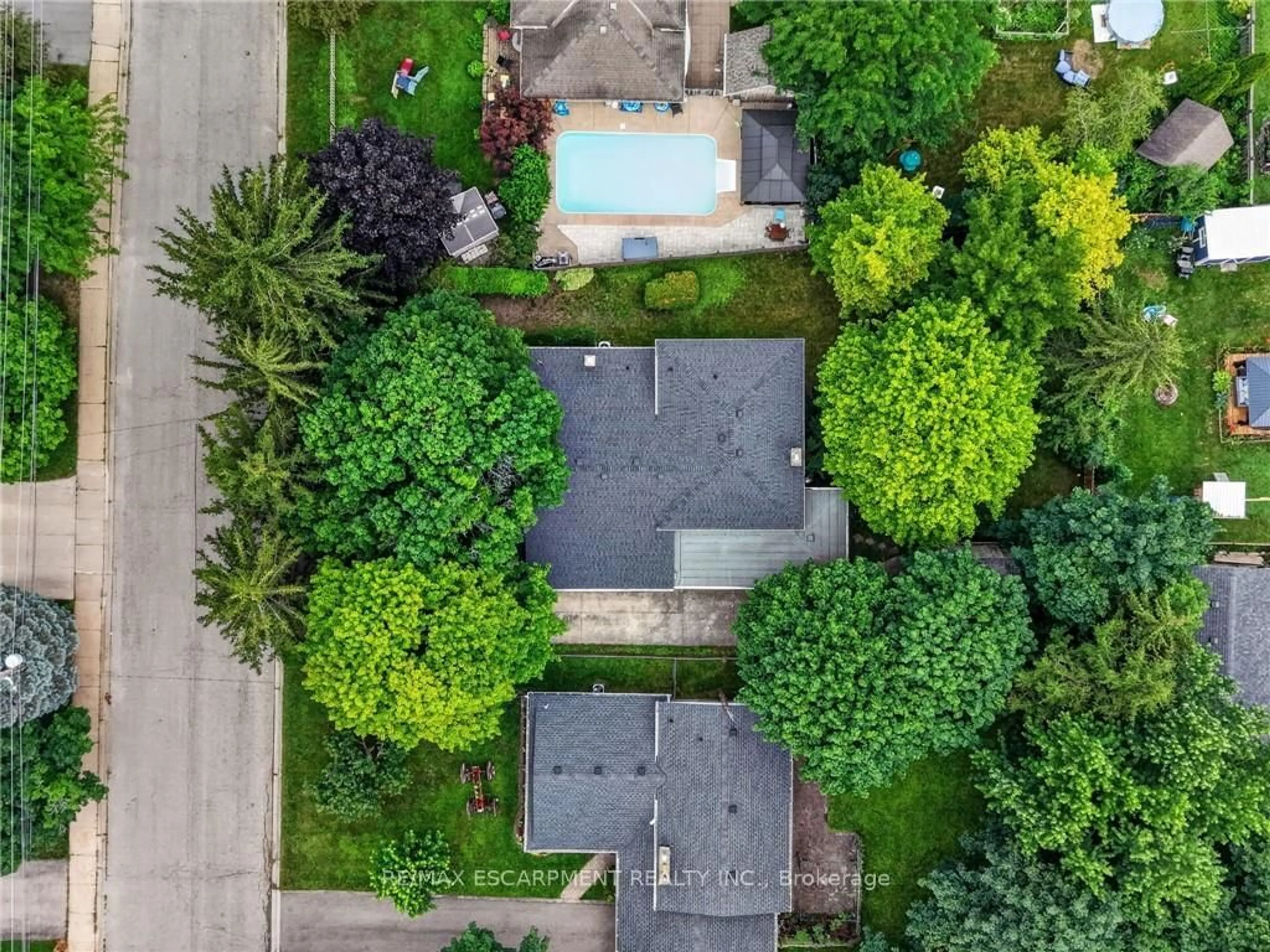 A pic from outside/outdoor area/front of a property/back of a property/a pic from drone, street for 13 Wade Rd, West Lincoln Ontario L0R 2A0