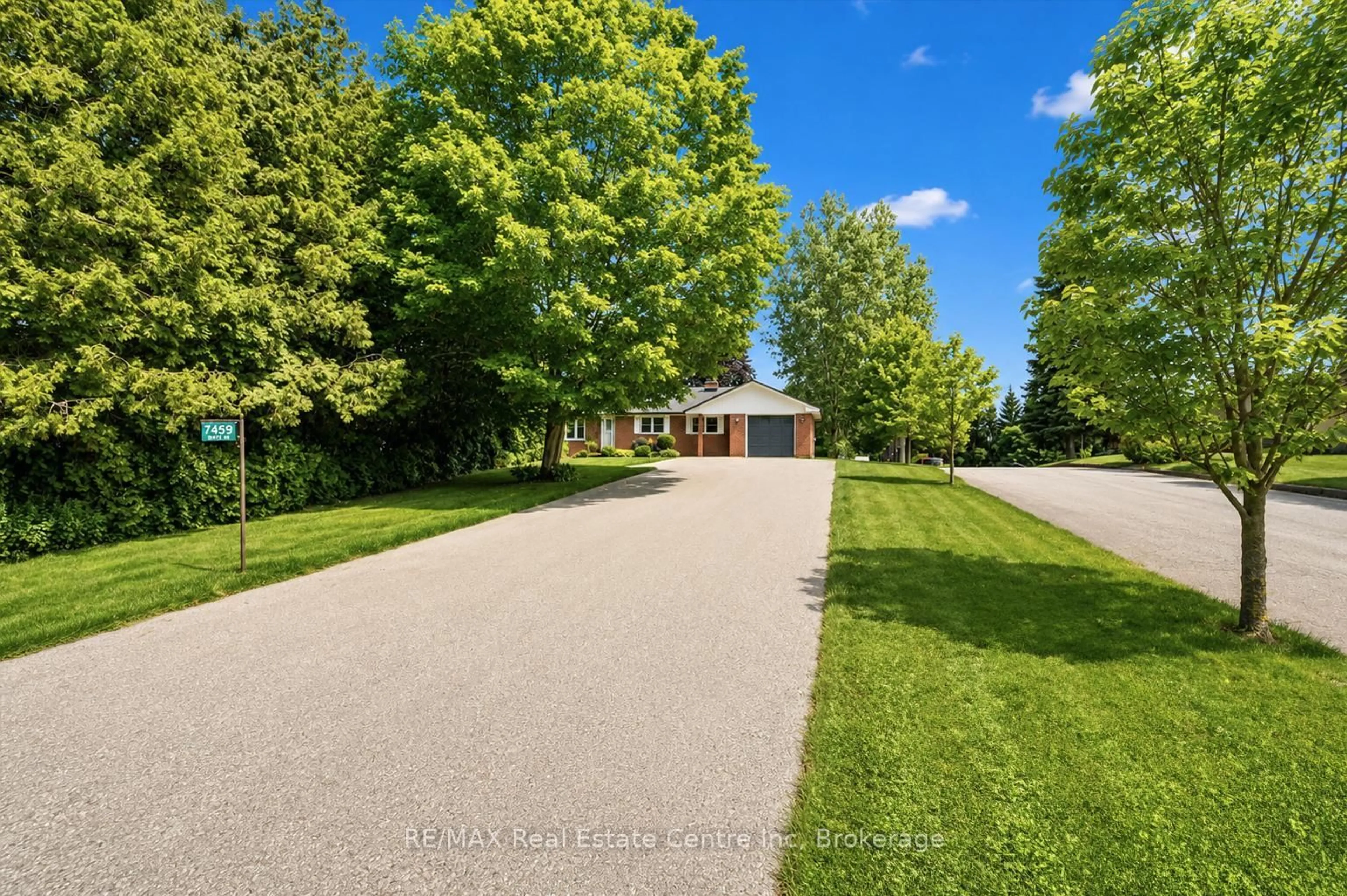 A pic from outside/outdoor area/front of a property/back of a property/a pic from drone, street for 7459 Boyce Dr, Puslinch Ontario N0B 2J0