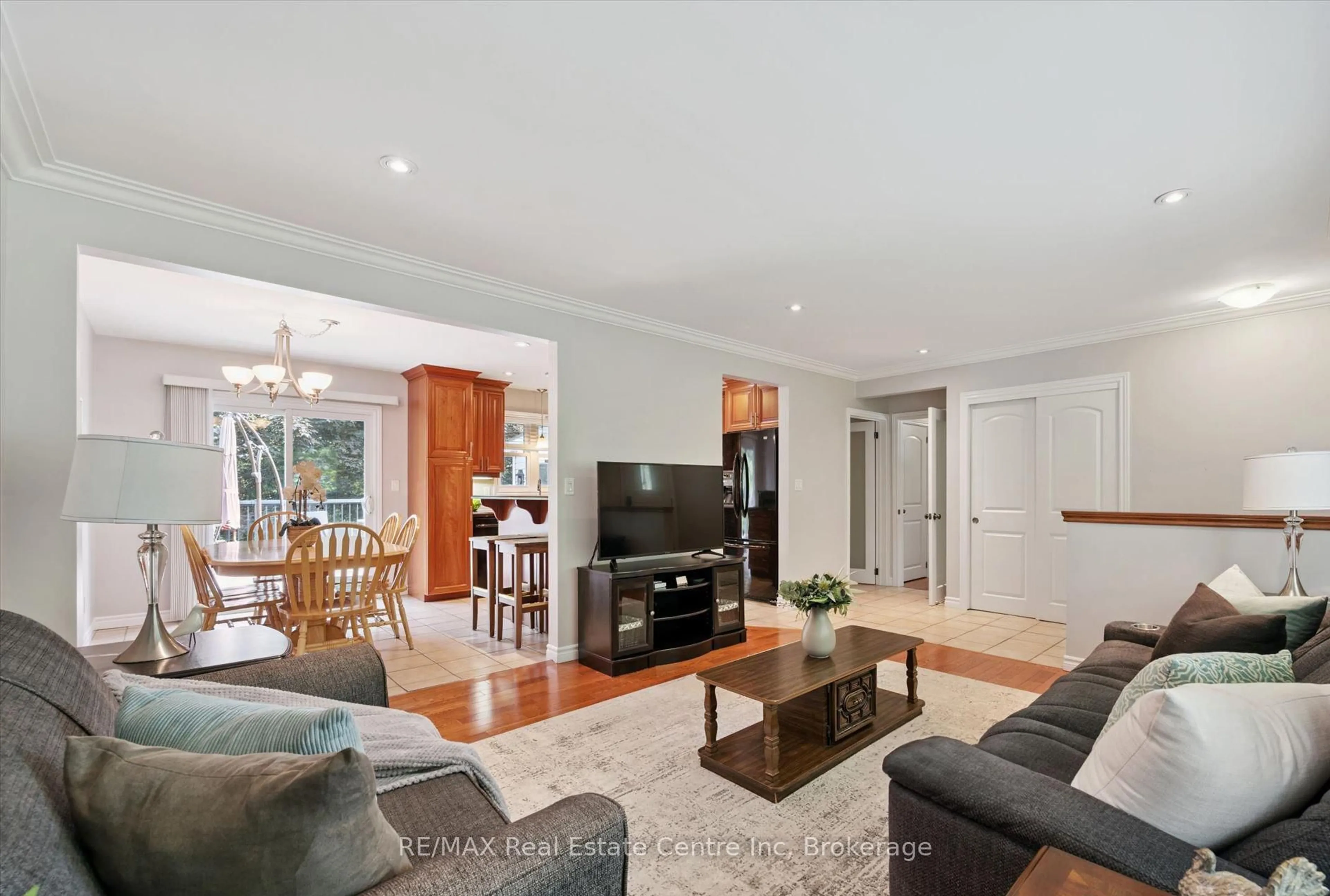 Living room with furniture, wood/laminate floor for 7459 Boyce Dr, Puslinch Ontario N0B 2J0