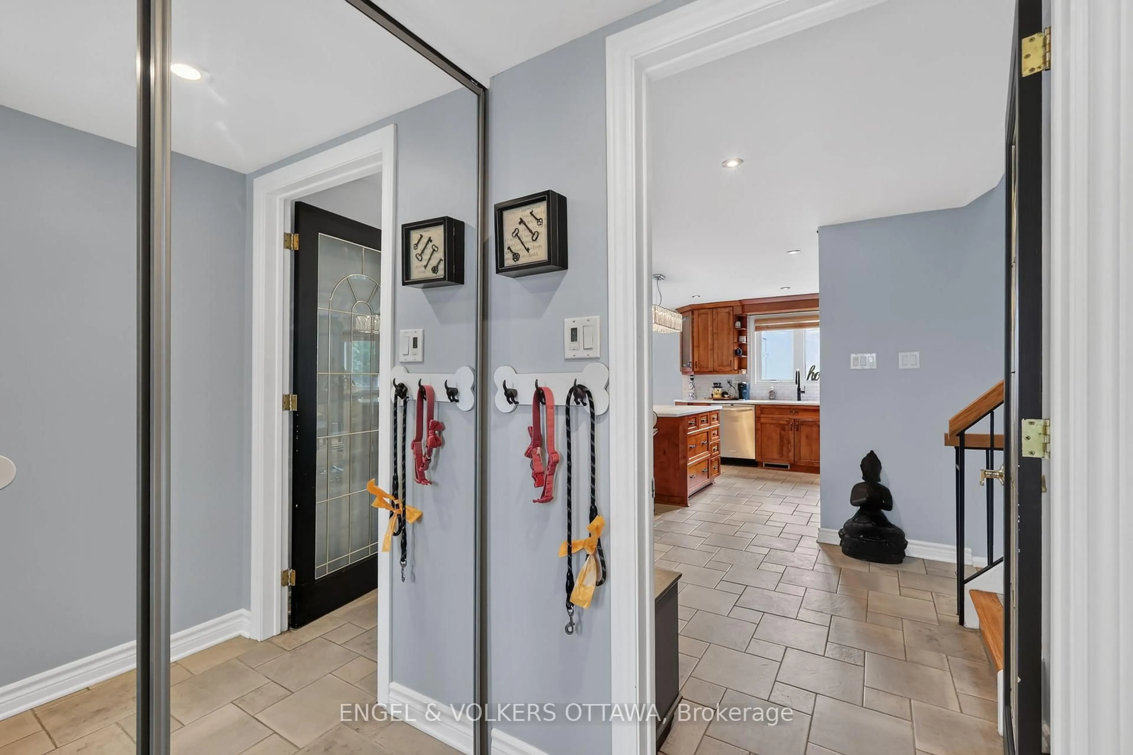 Indoor entryway for 1 Blueridge Crt, Ottawa Ontario K2J 2J3