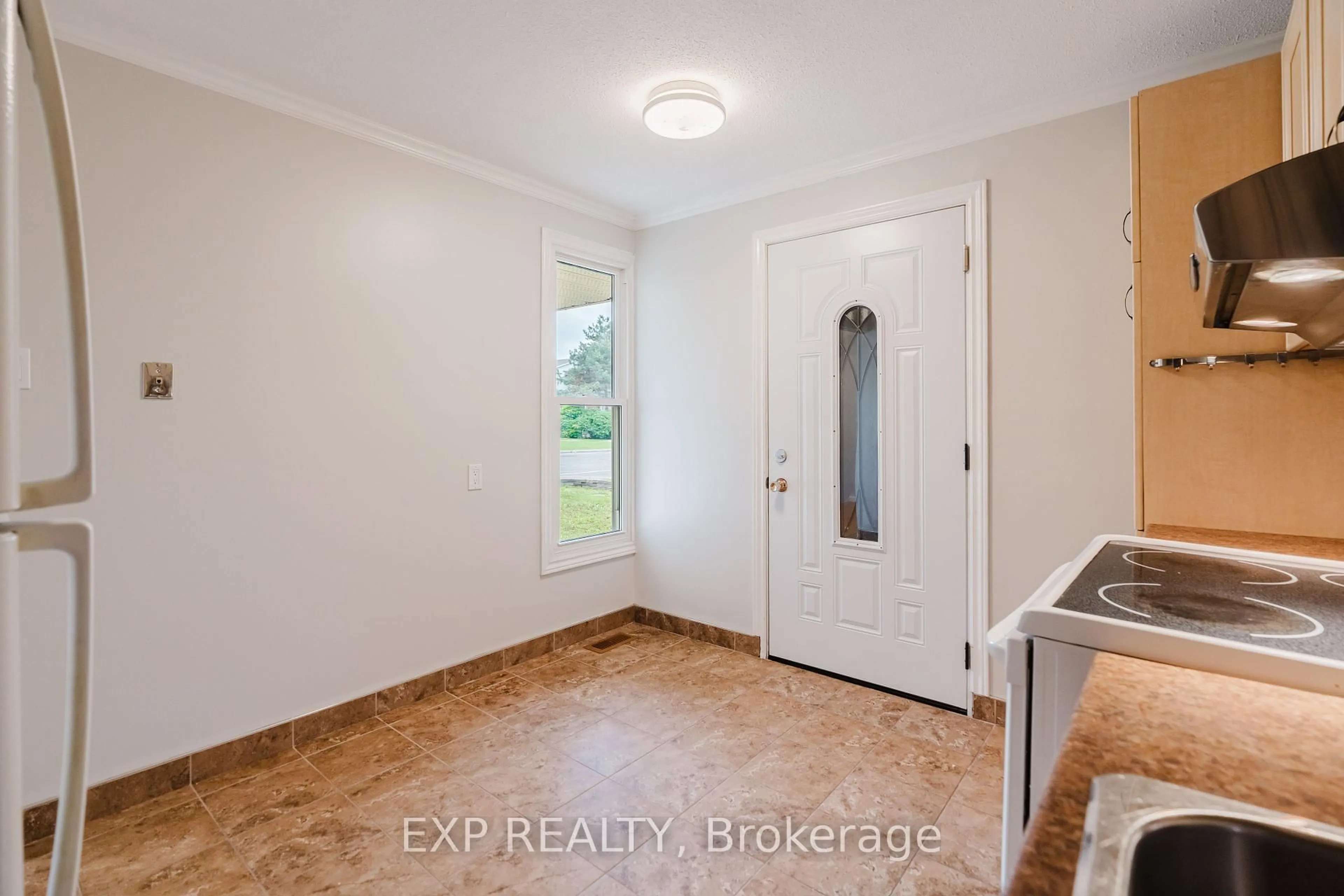 Indoor entryway for 1127 Avignon Crt, Ottawa Ontario K1C 2M2