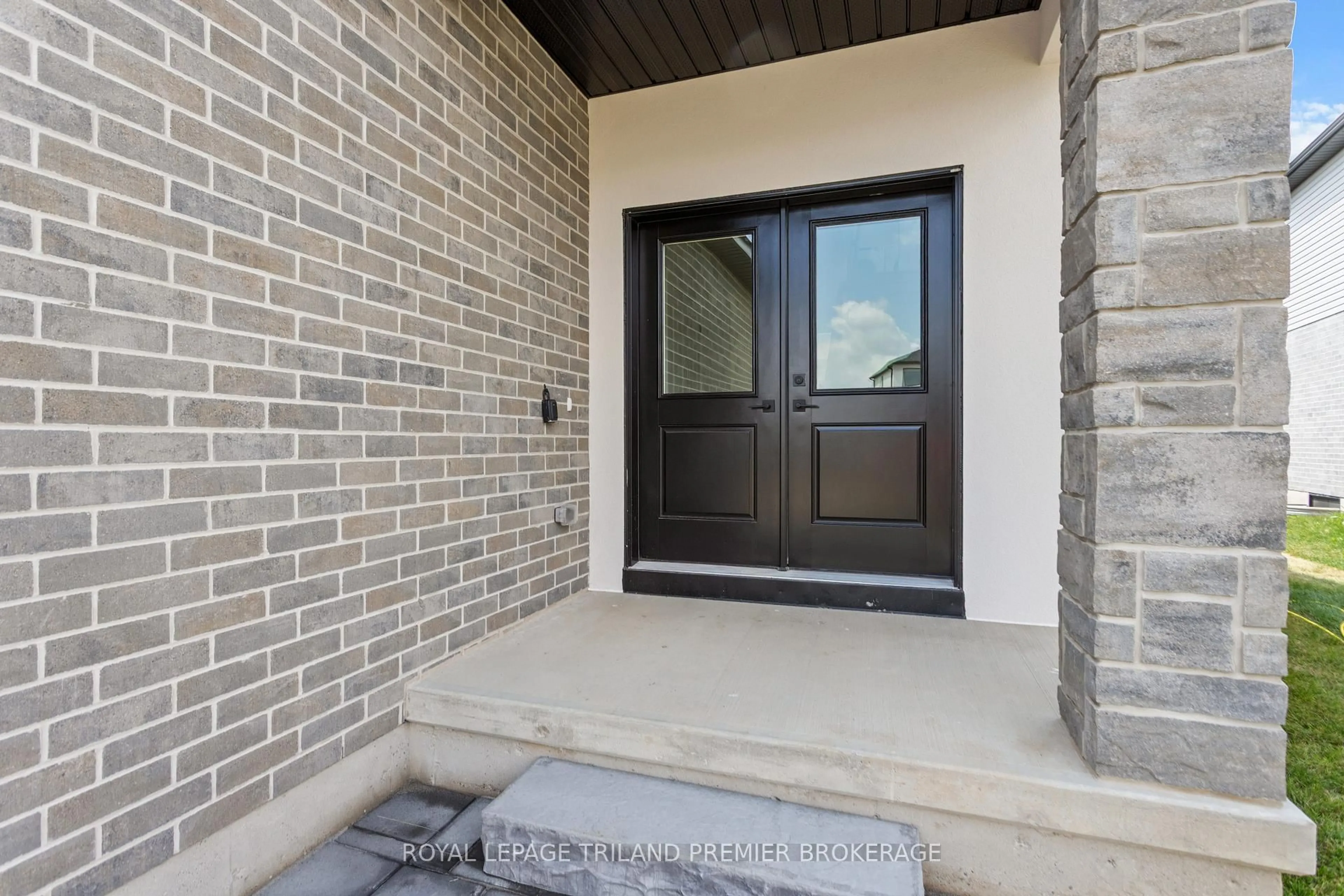 Indoor entryway for 262 HESSELMAN Cres, London South Ontario N6M 0J7