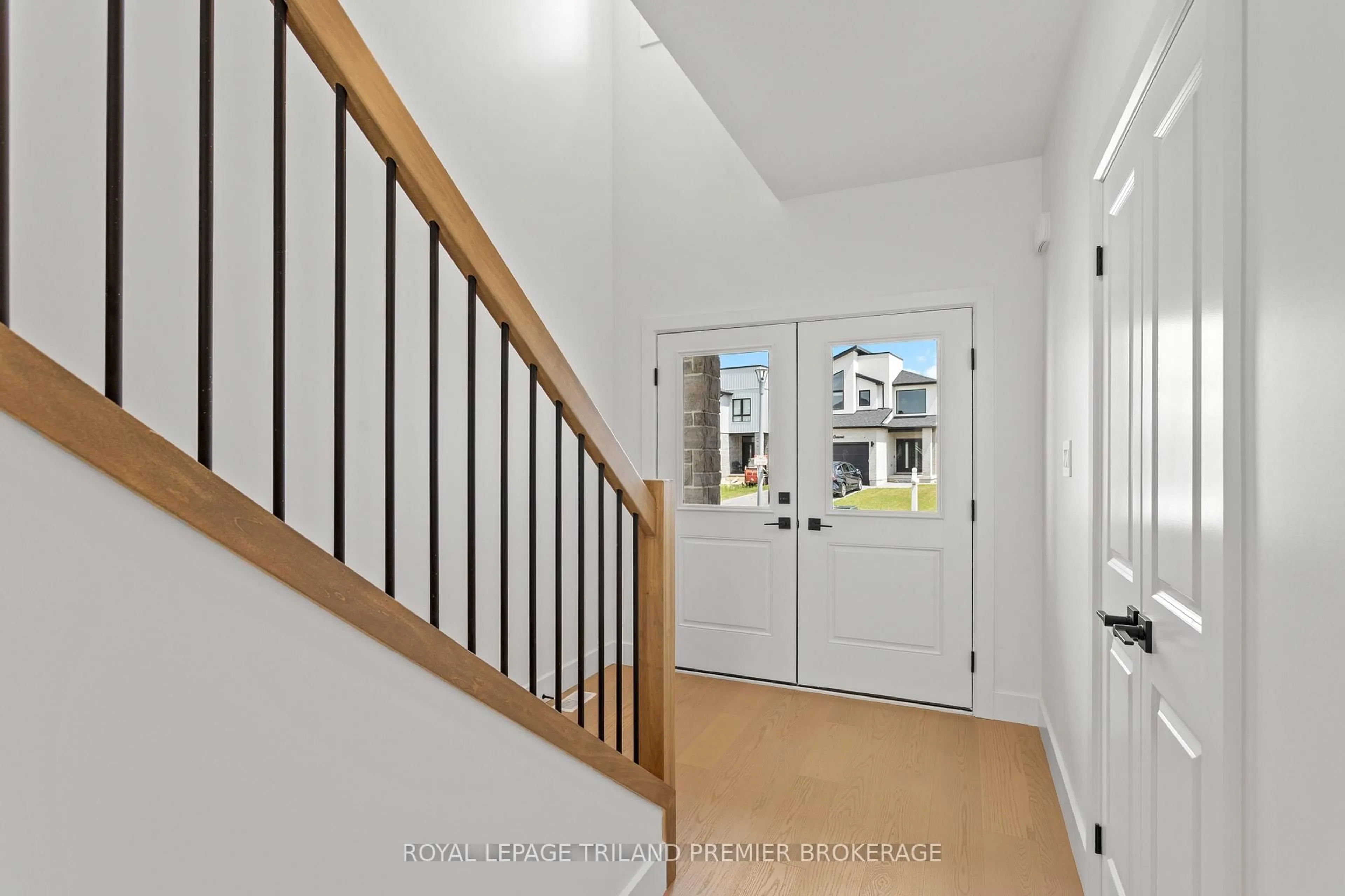Indoor entryway for 262 HESSELMAN Cres, London South Ontario N6M 0J7