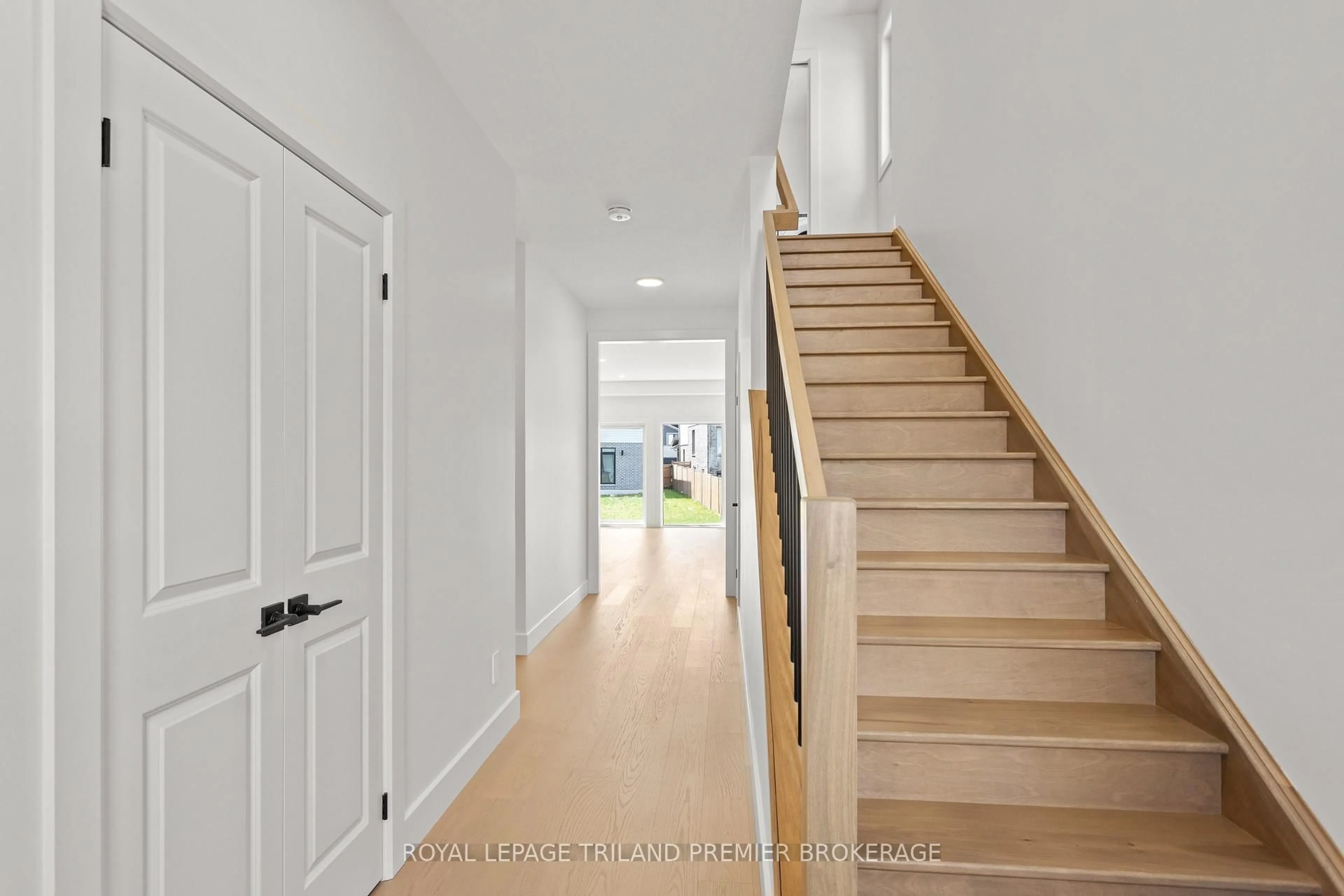 Indoor entryway for 262 HESSELMAN Cres, London South Ontario N6M 0J7