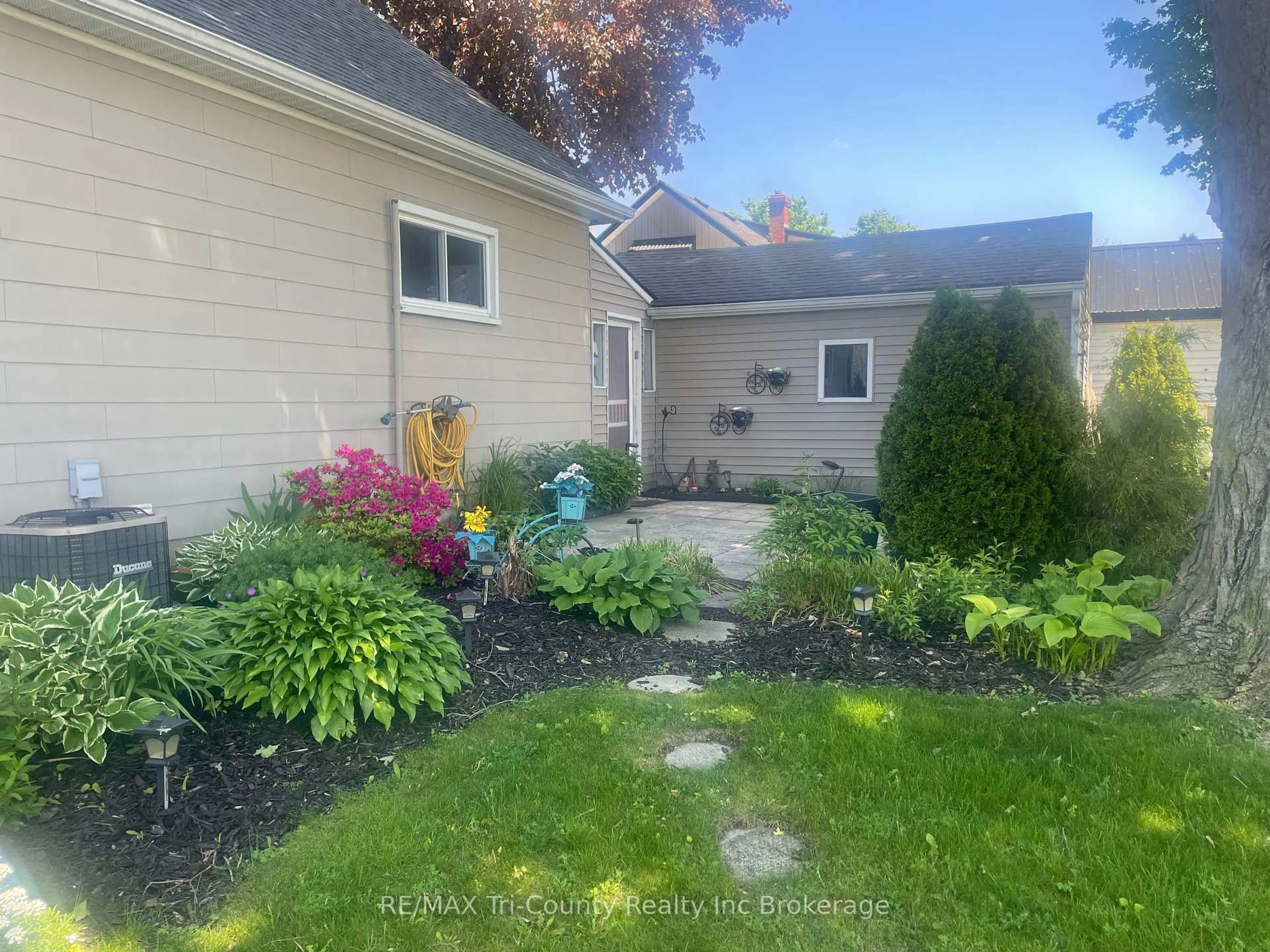 A pic from outside/outdoor area/front of a property/back of a property/a pic from drone, street for 23 Pine St, Tillsonburg Ontario N4G 1L5