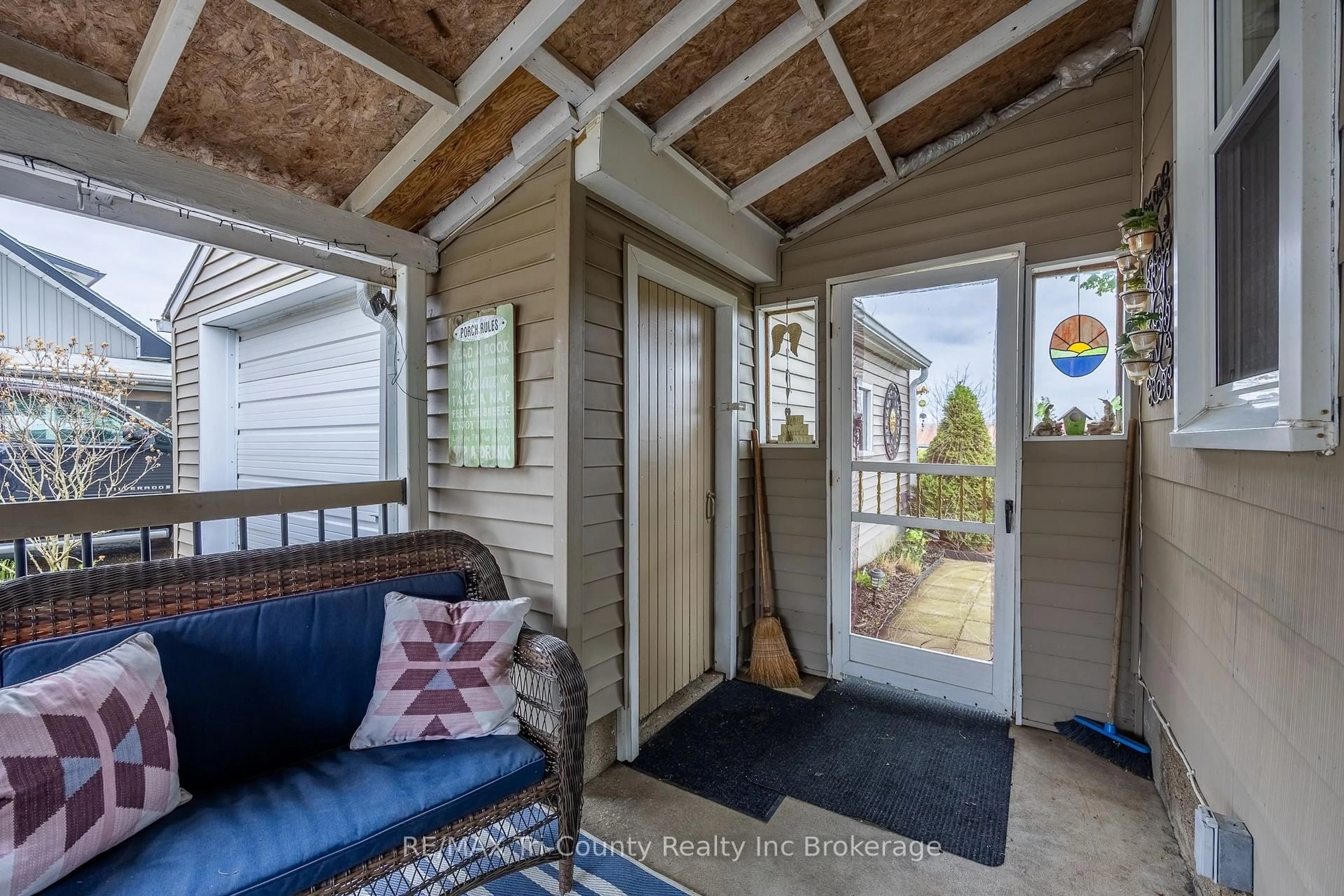 Indoor entryway for 23 Pine St, Tillsonburg Ontario N4G 1L5