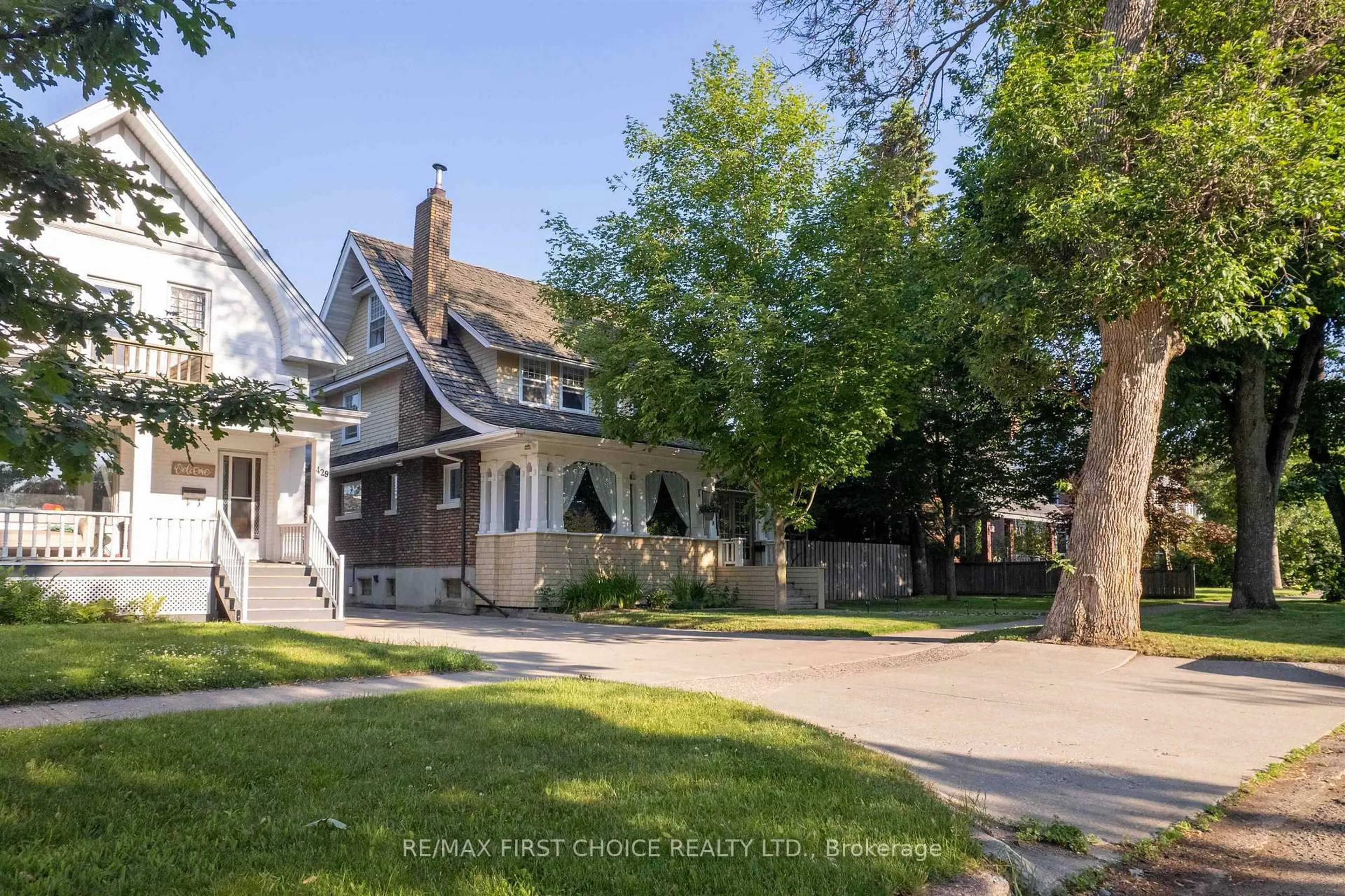 A pic from outside/outdoor area/front of a property/back of a property/a pic from drone, street for 427 Norah St, Thunder Bay Ontario P7E 1P1
