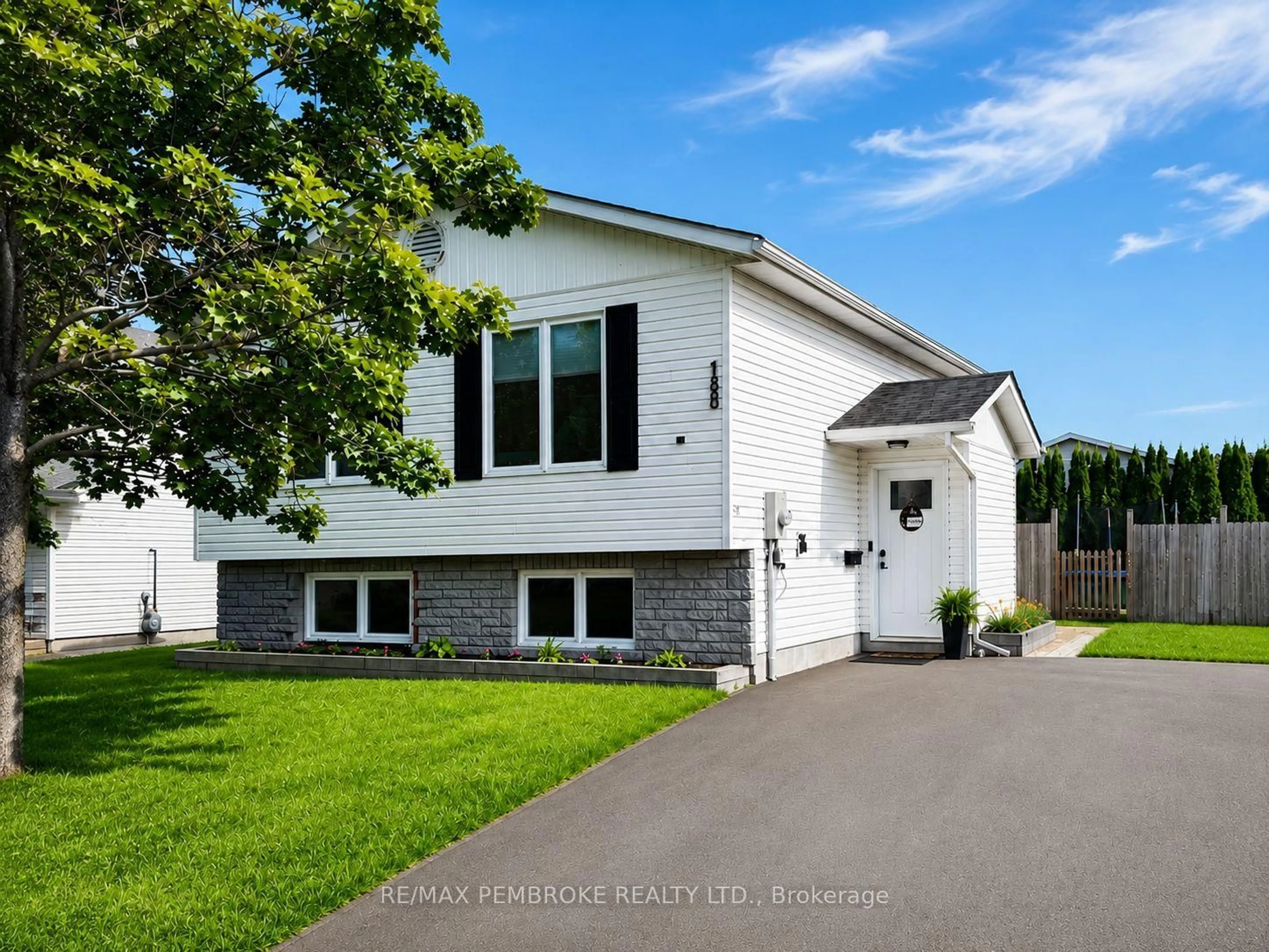Home with vinyl exterior material, street for 180 Garden St, Pembroke Ontario K8A 2H3