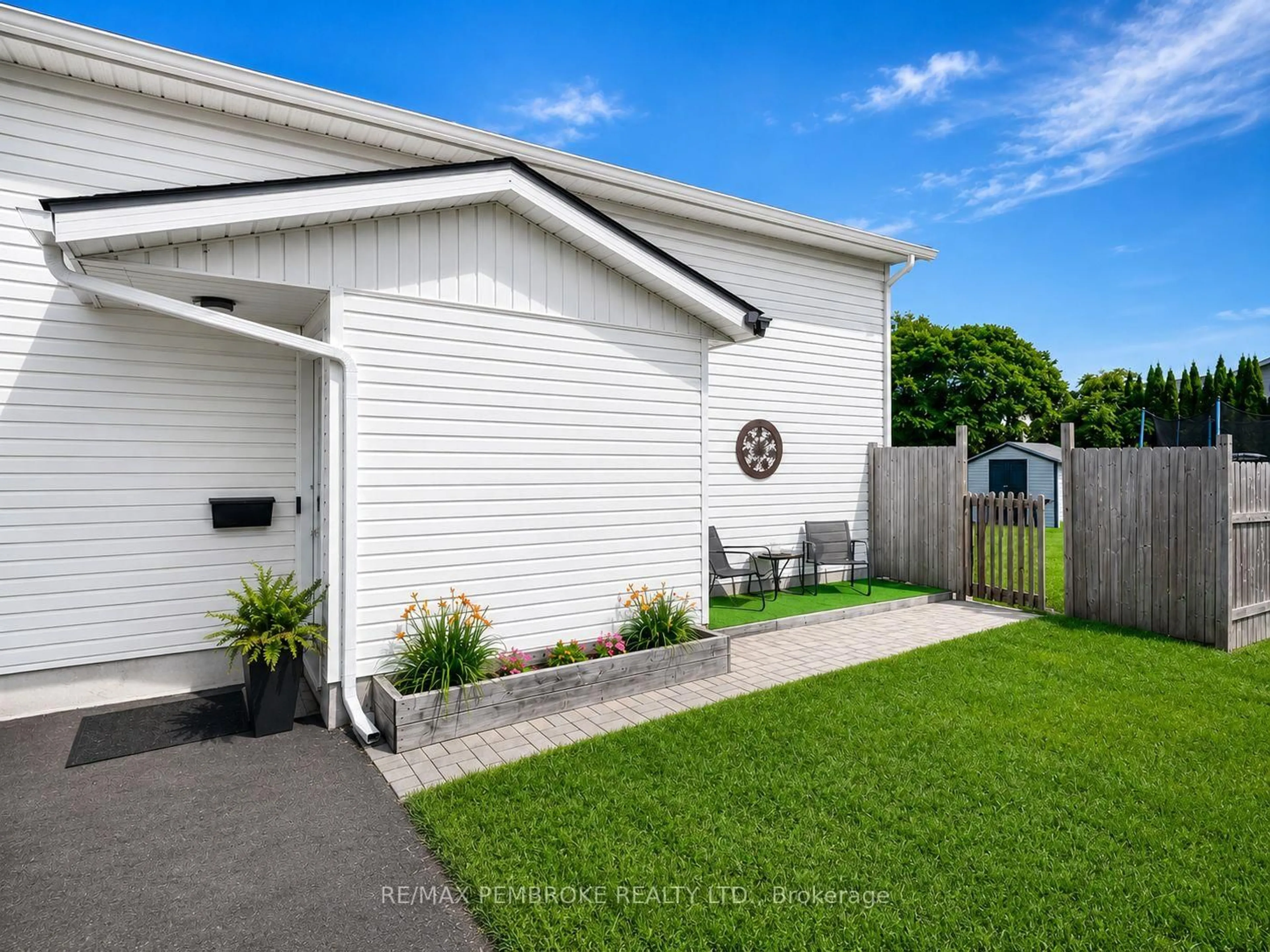 Home with vinyl exterior material, street for 180 Garden St, Pembroke Ontario K8A 2H3