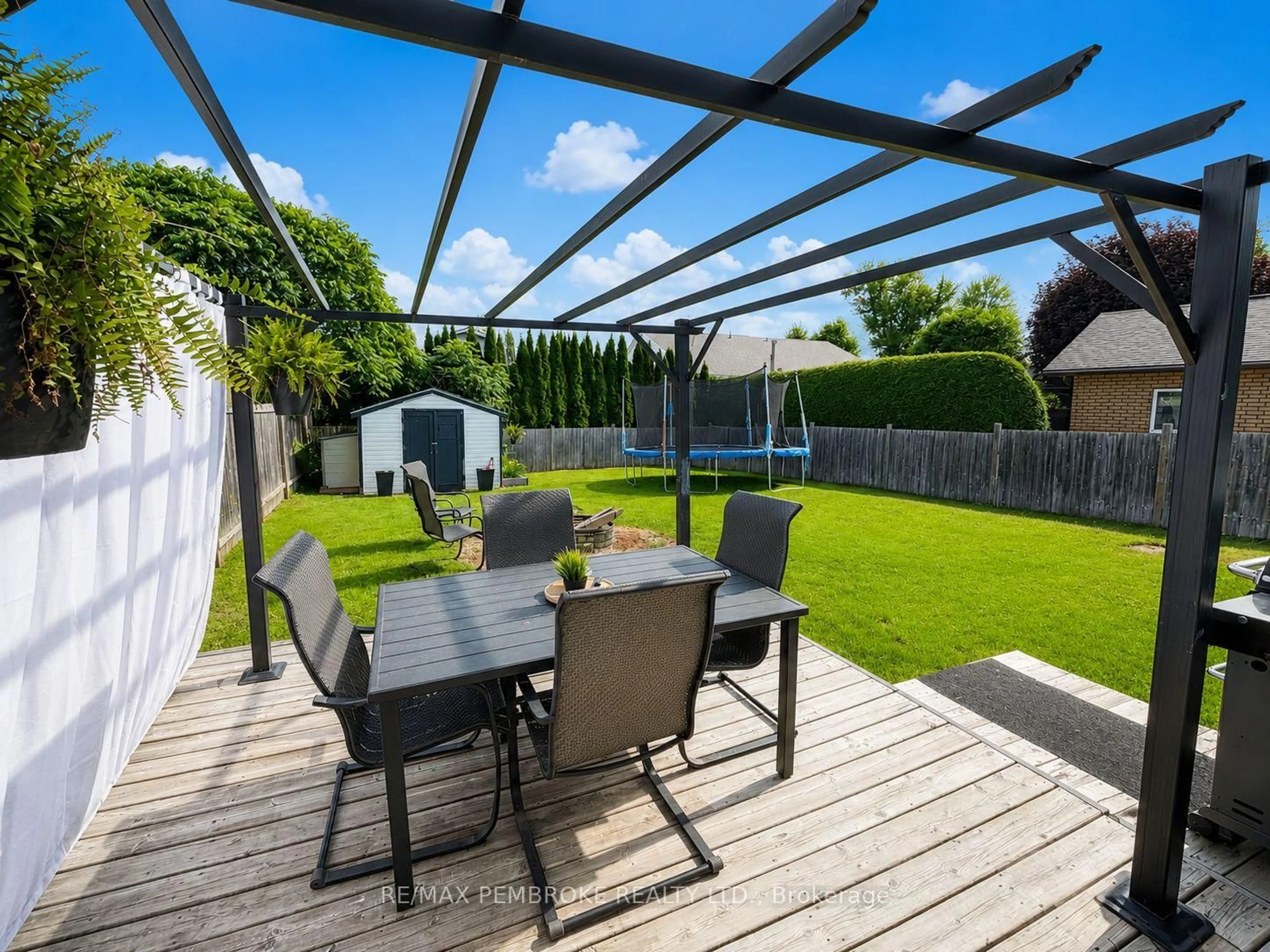 Patio, street for 180 Garden St, Pembroke Ontario K8A 2H3